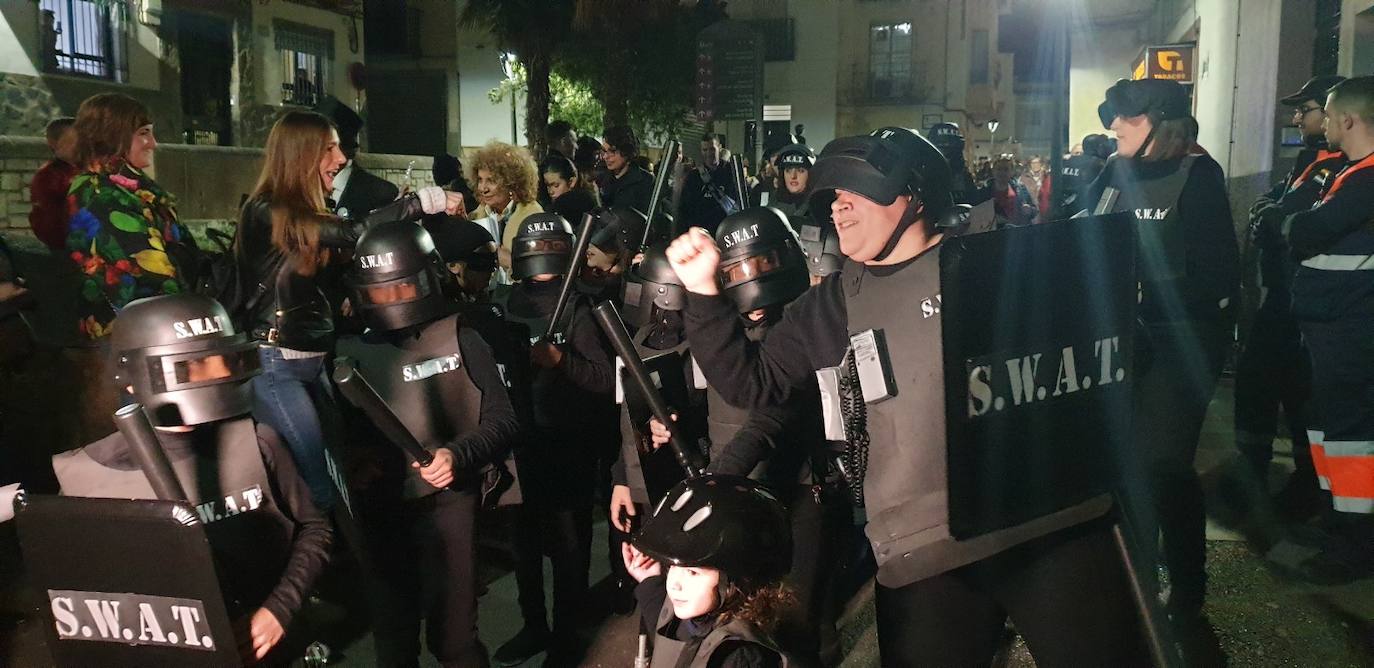 El casco antiguo y la zona centro de la ciudad se ha vestido esta noche de emoticonos del Watsapp, de aceituneros, de cuadrillas de trabajo o de muchos otros disfraces 
