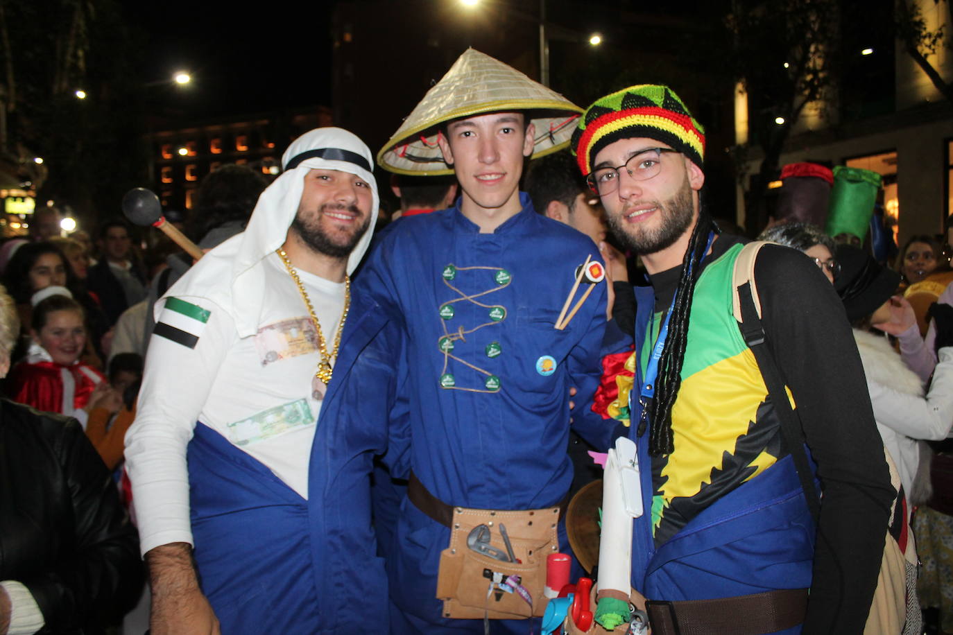 El casco antiguo y la zona centro de la ciudad se ha vestido esta noche de emoticonos del Watsapp, de aceituneros, de cuadrillas de trabajo o de muchos otros disfraces 