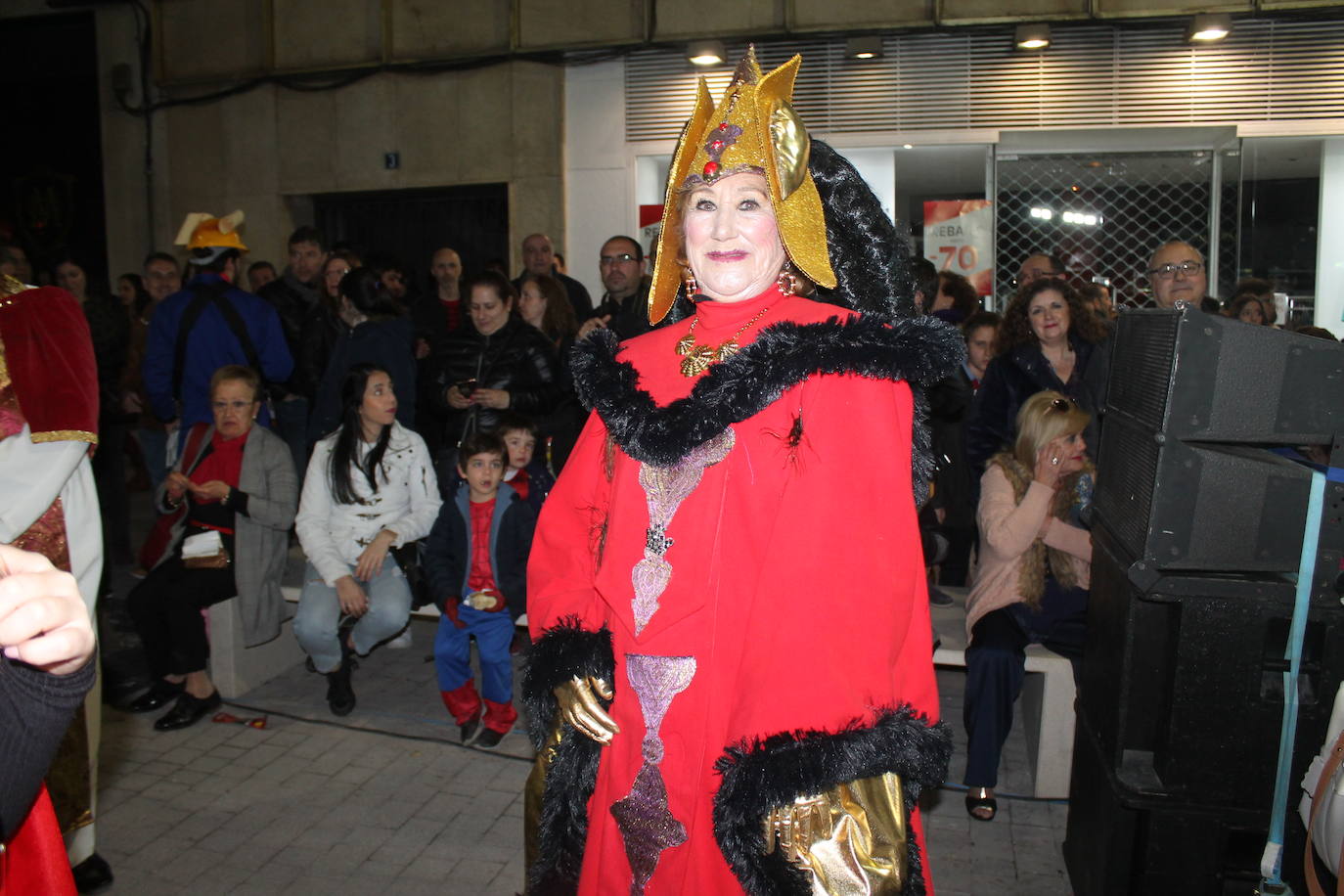 El casco antiguo y la zona centro de la ciudad se ha vestido esta noche de emoticonos del Watsapp, de aceituneros, de cuadrillas de trabajo o de muchos otros disfraces 