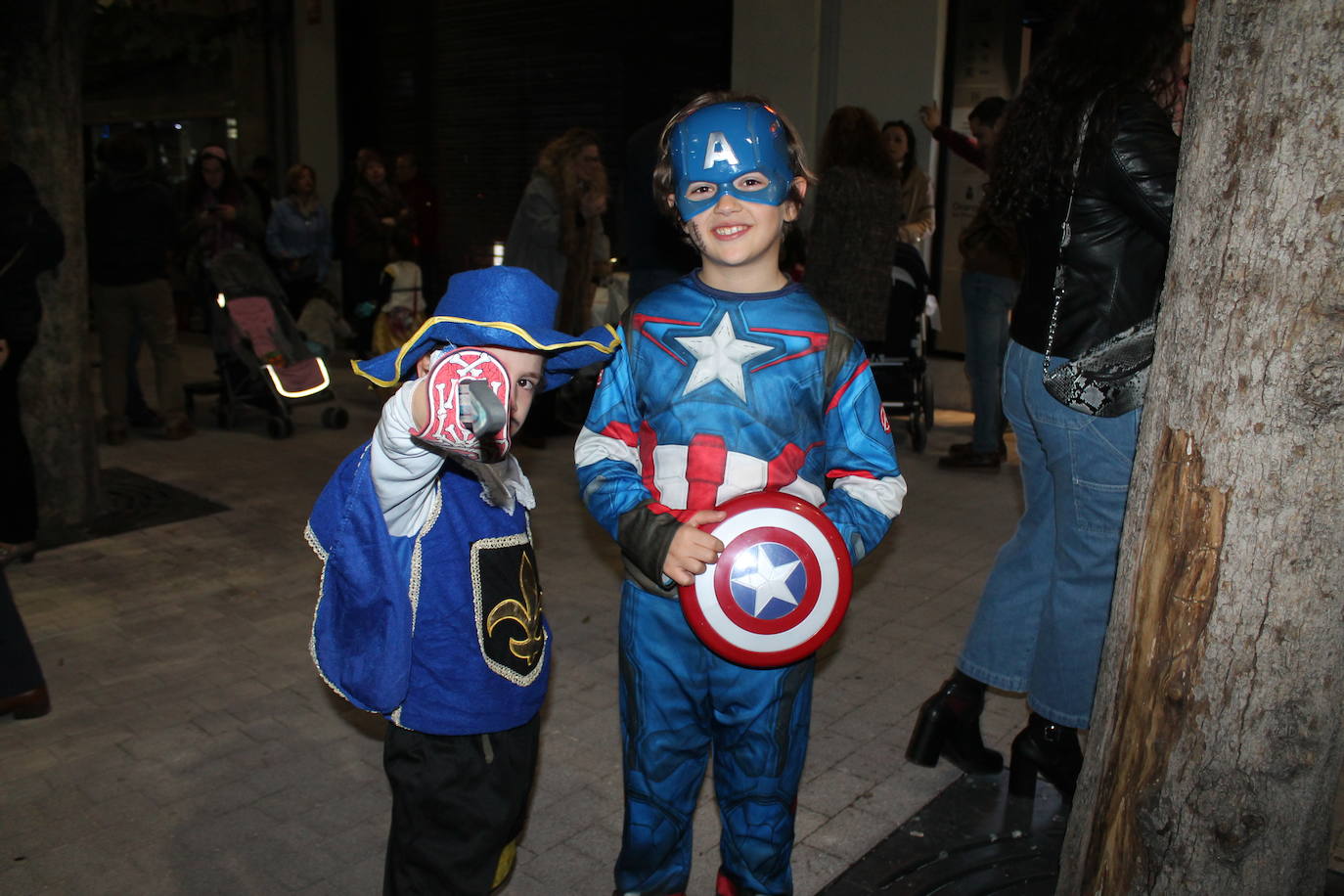 El casco antiguo y la zona centro de la ciudad se ha vestido esta noche de emoticonos del Watsapp, de aceituneros, de cuadrillas de trabajo o de muchos otros disfraces 