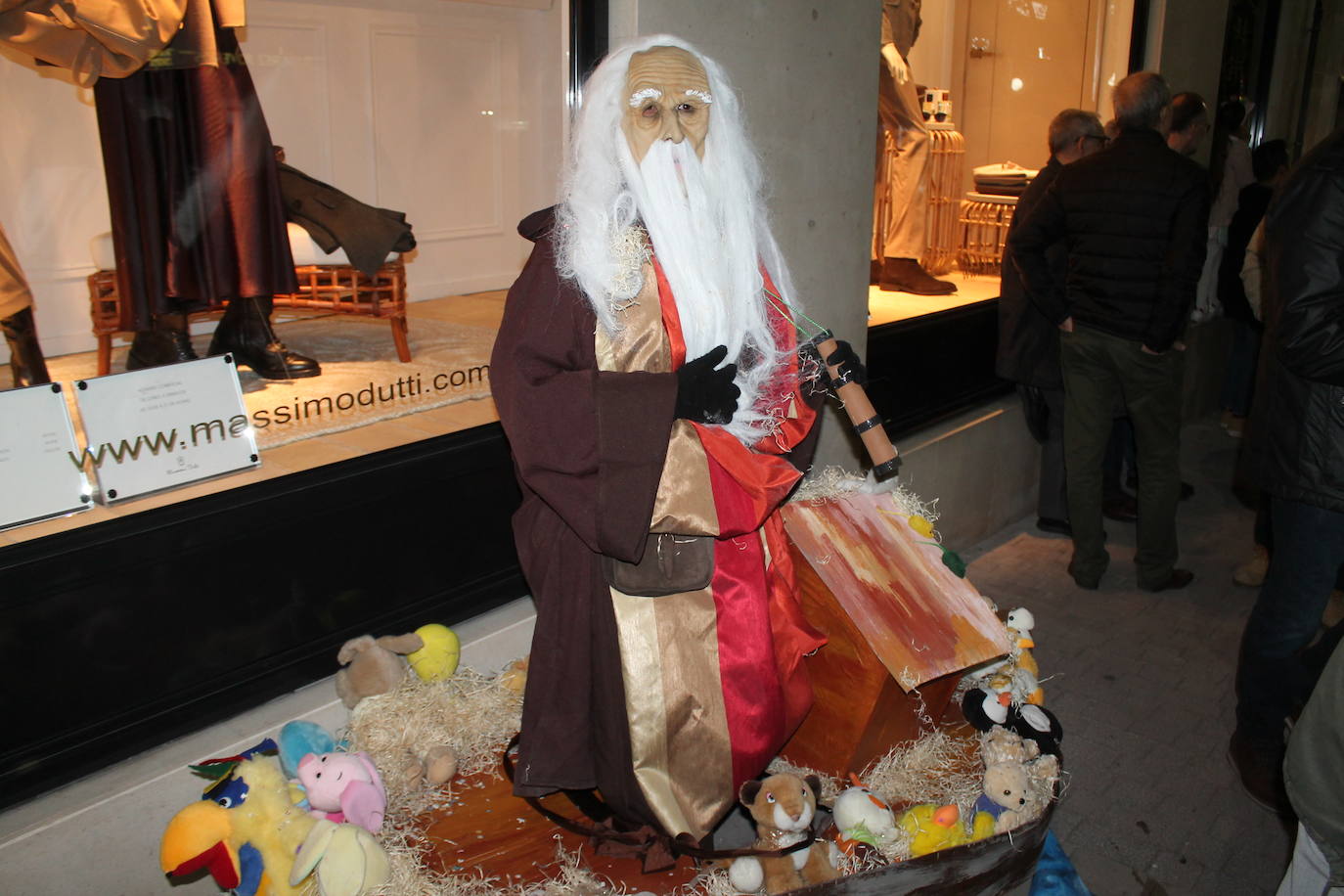 El casco antiguo y la zona centro de la ciudad se ha vestido esta noche de emoticonos del Watsapp, de aceituneros, de cuadrillas de trabajo o de muchos otros disfraces 