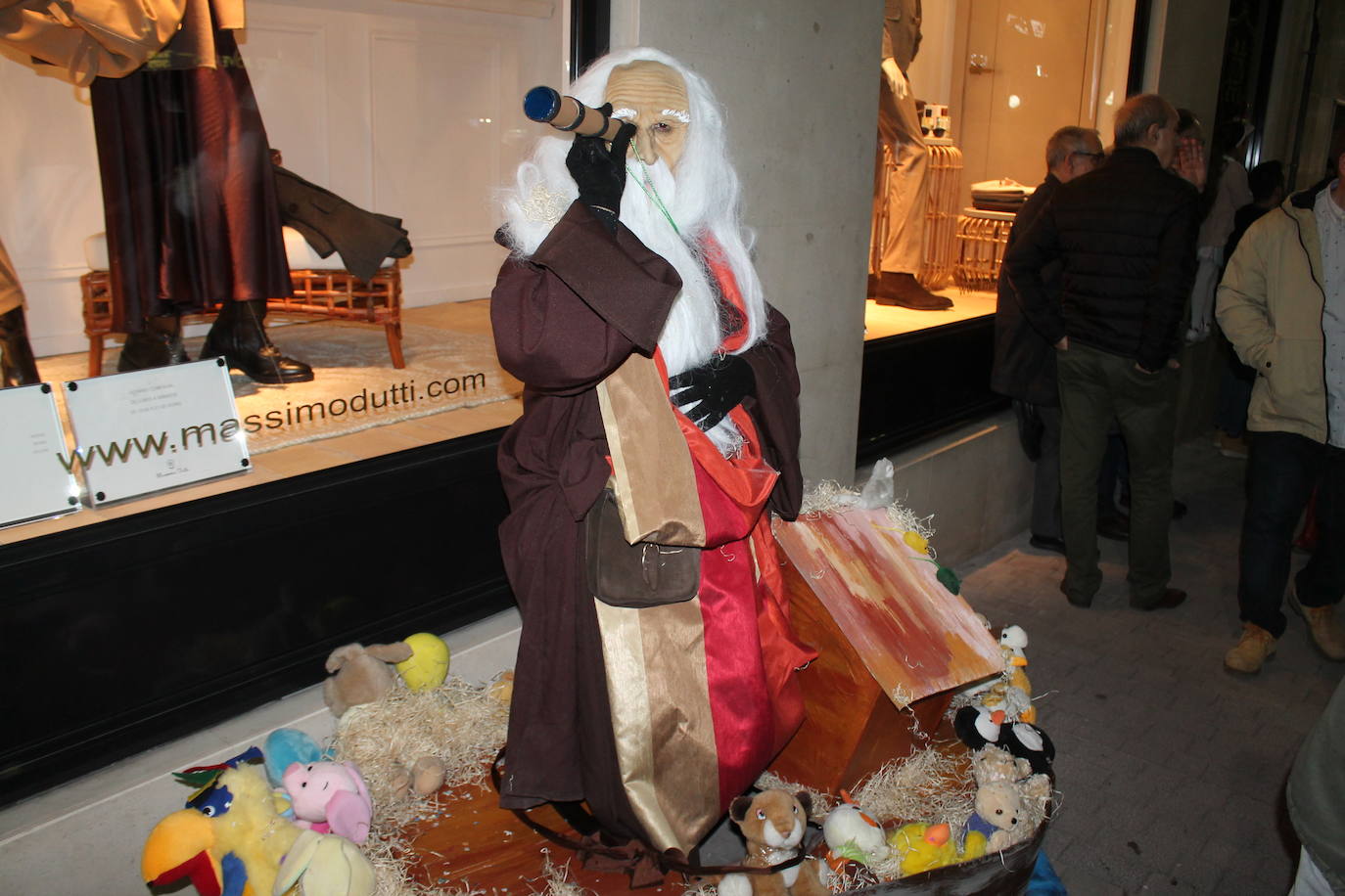 El casco antiguo y la zona centro de la ciudad se ha vestido esta noche de emoticonos del Watsapp, de aceituneros, de cuadrillas de trabajo o de muchos otros disfraces 