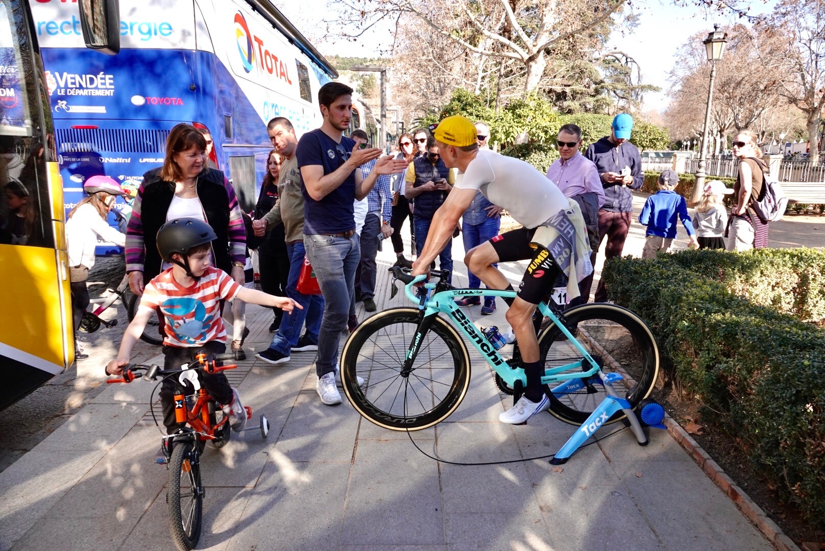 Las mejores imágenes del final de etapa en el Paseo de la Bomba: final de etapa y ambiente
