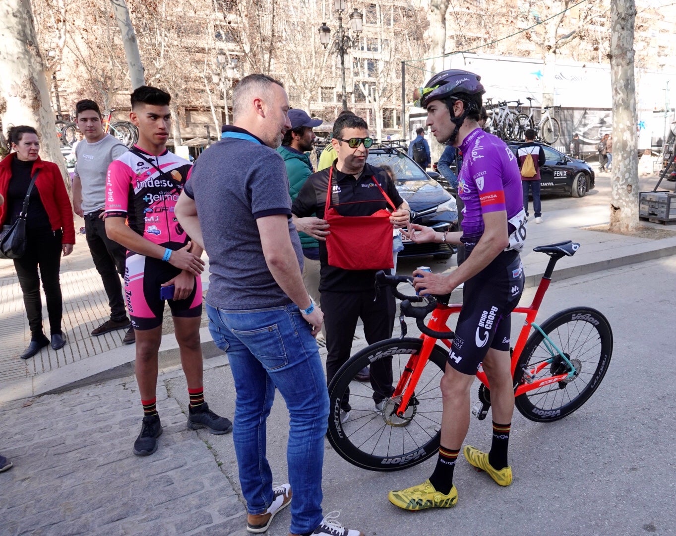 Las mejores imágenes del final de etapa en el Paseo de la Bomba: final de etapa y ambiente