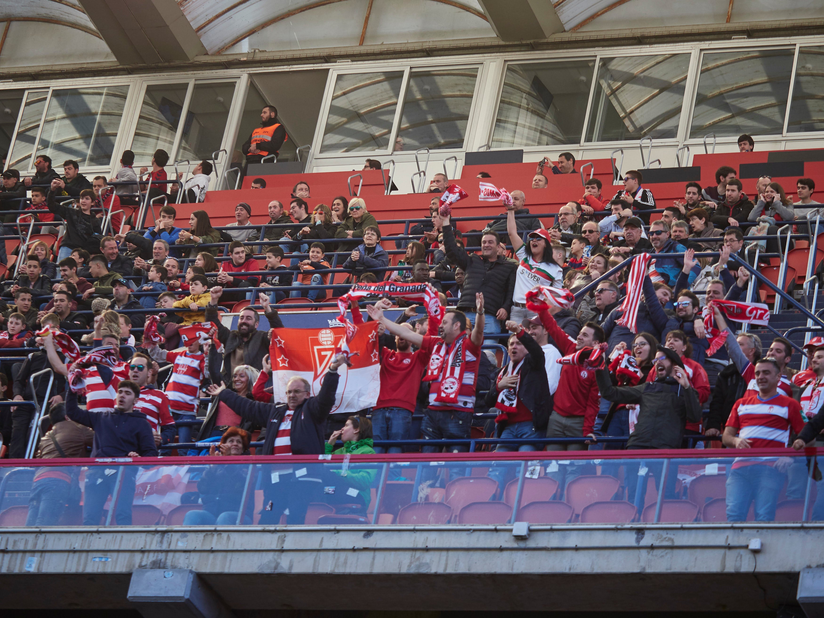 Los seguidores rojiblancos, presentes en la grada del estadio de Osasuna