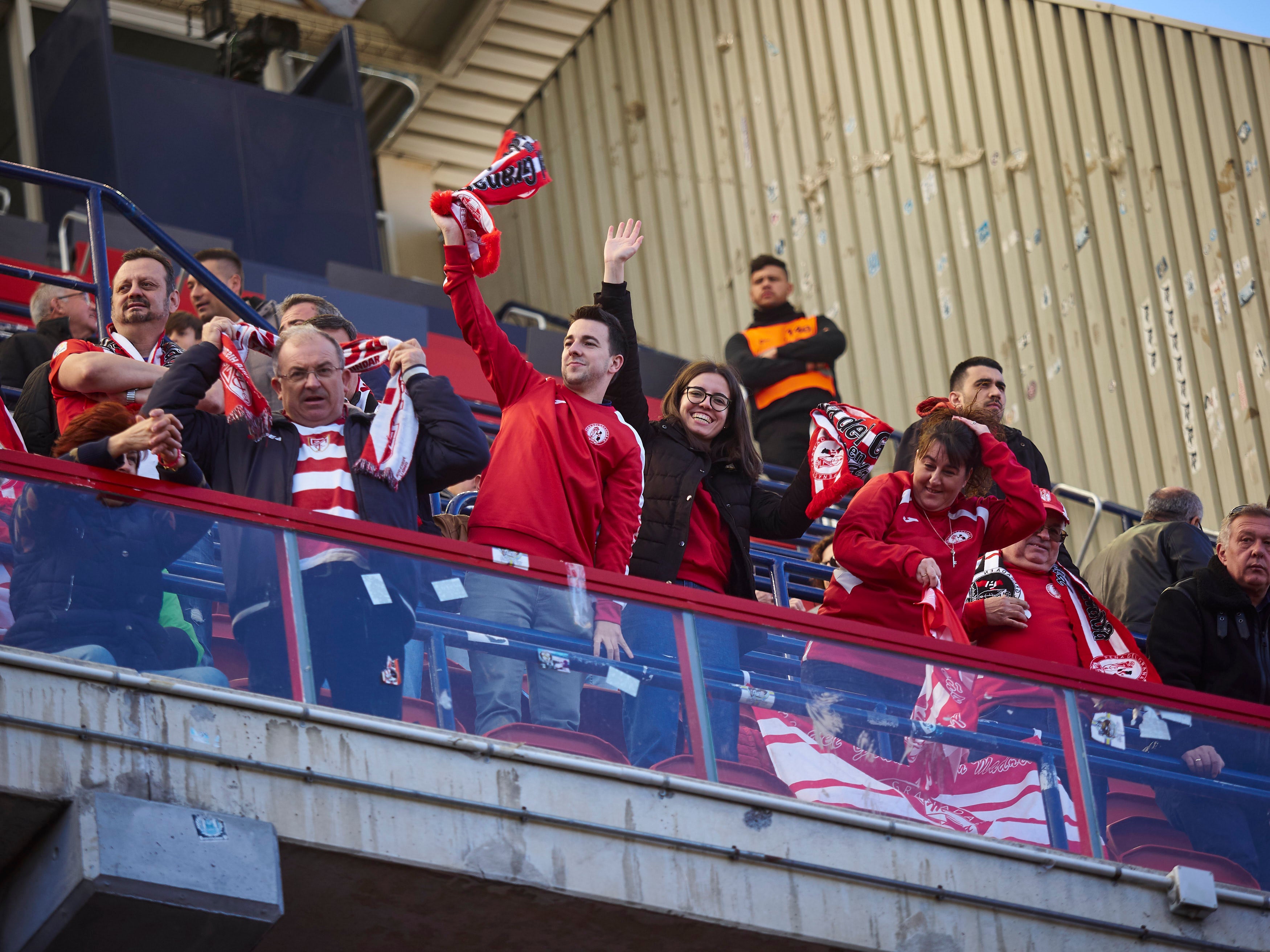 Los seguidores rojiblancos, presentes en la grada del estadio de Osasuna