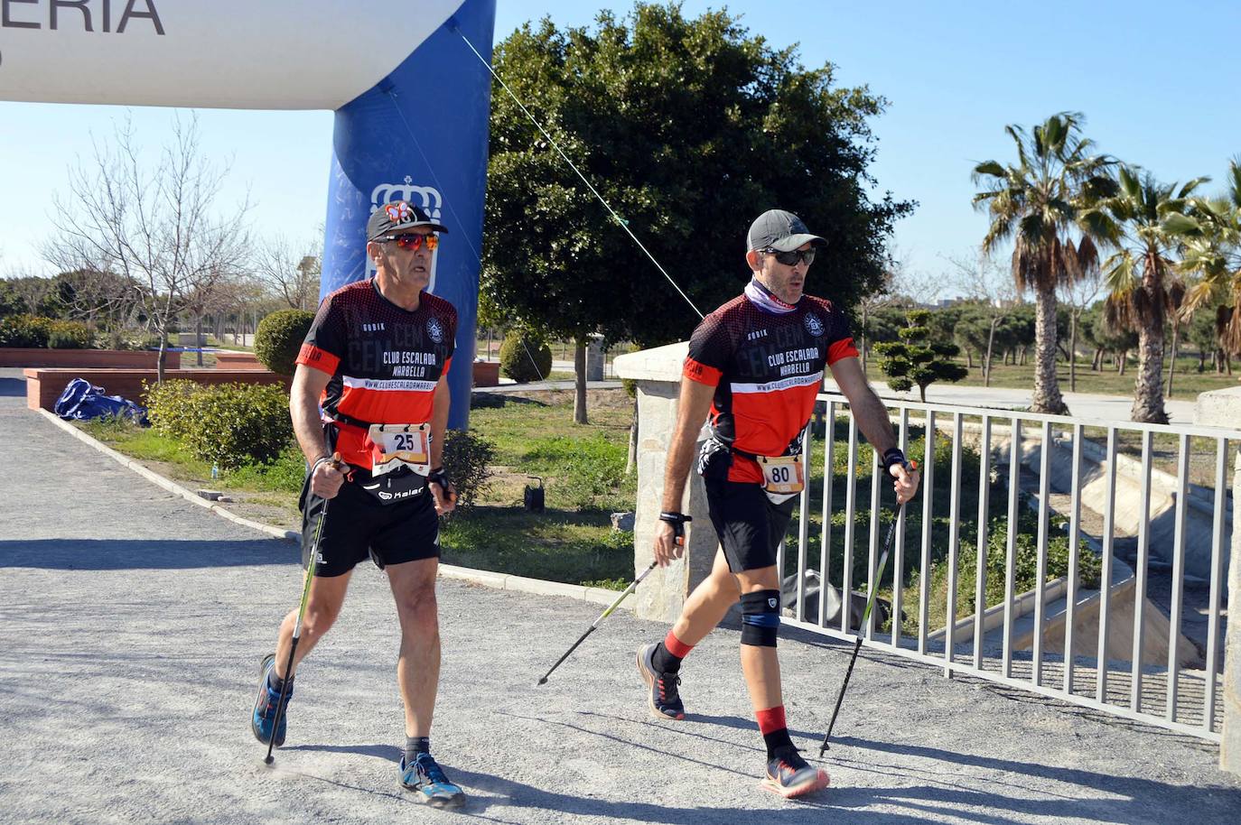 Dos participantes disputan, en el Parque del Andarax, el torneo 'Ciudad de Almería. 