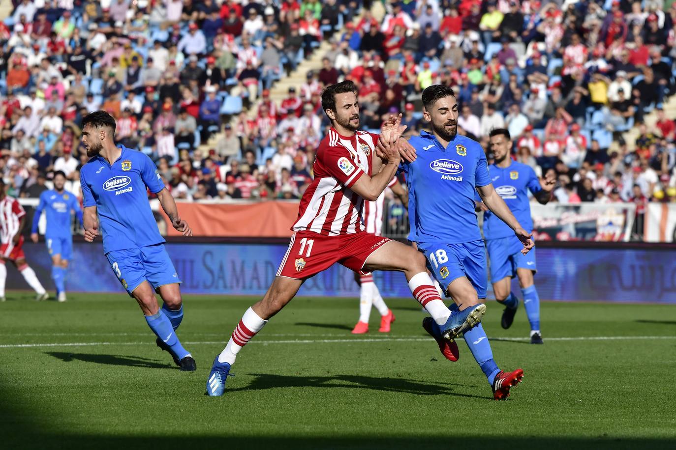 Juan Muñoz pelea por la posición con José León. 