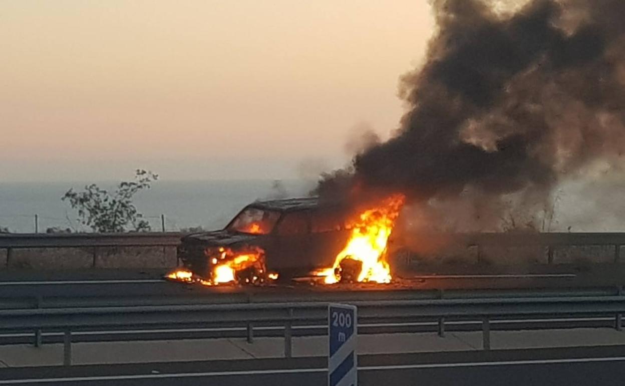 Suceso en Granada | Arde un coche en la A-7 a la altura del Pozuelo