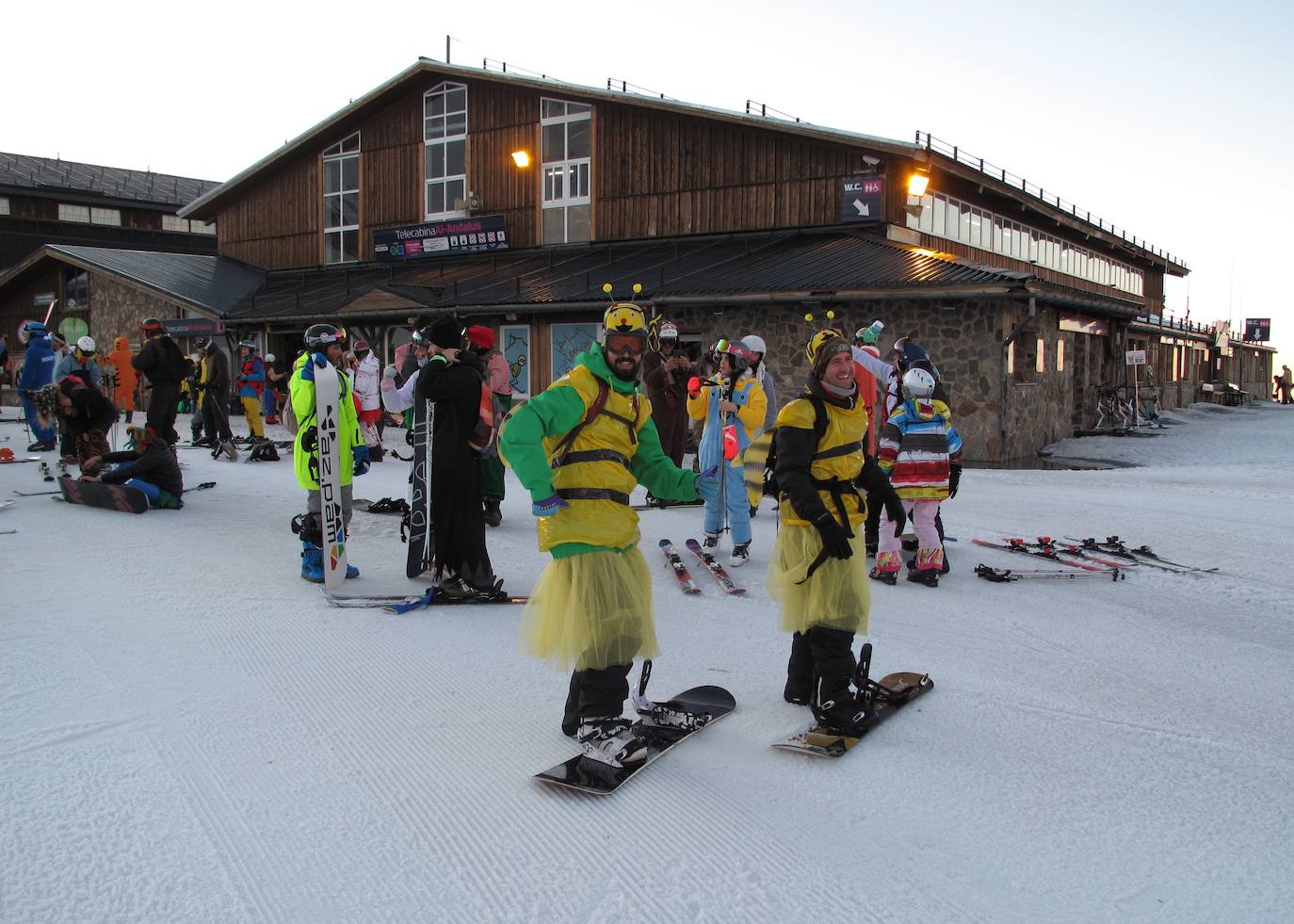 Más de 300 esquiadores y snowboarders, de todas las edades, han participado esta tarde en el descenso de disfraces de Sierra Nevada, uno de los más multitudinarios desde que la estación invernal granadina celebra con esta actividad la llegada del Carnaval.