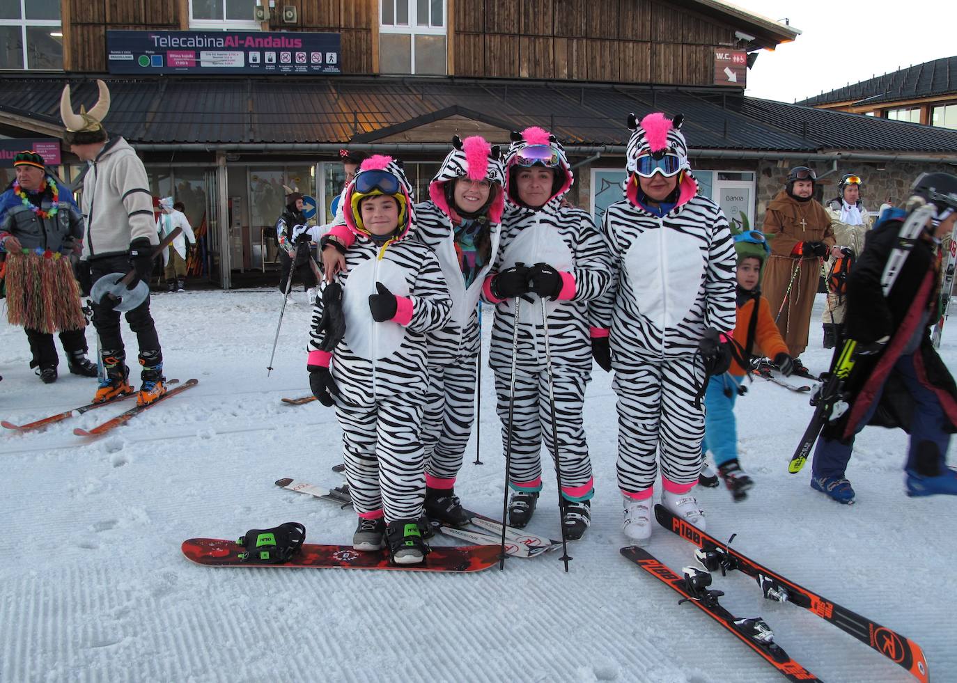 Más de 300 esquiadores y snowboarders, de todas las edades, han participado esta tarde en el descenso de disfraces de Sierra Nevada, uno de los más multitudinarios desde que la estación invernal granadina celebra con esta actividad la llegada del Carnaval.