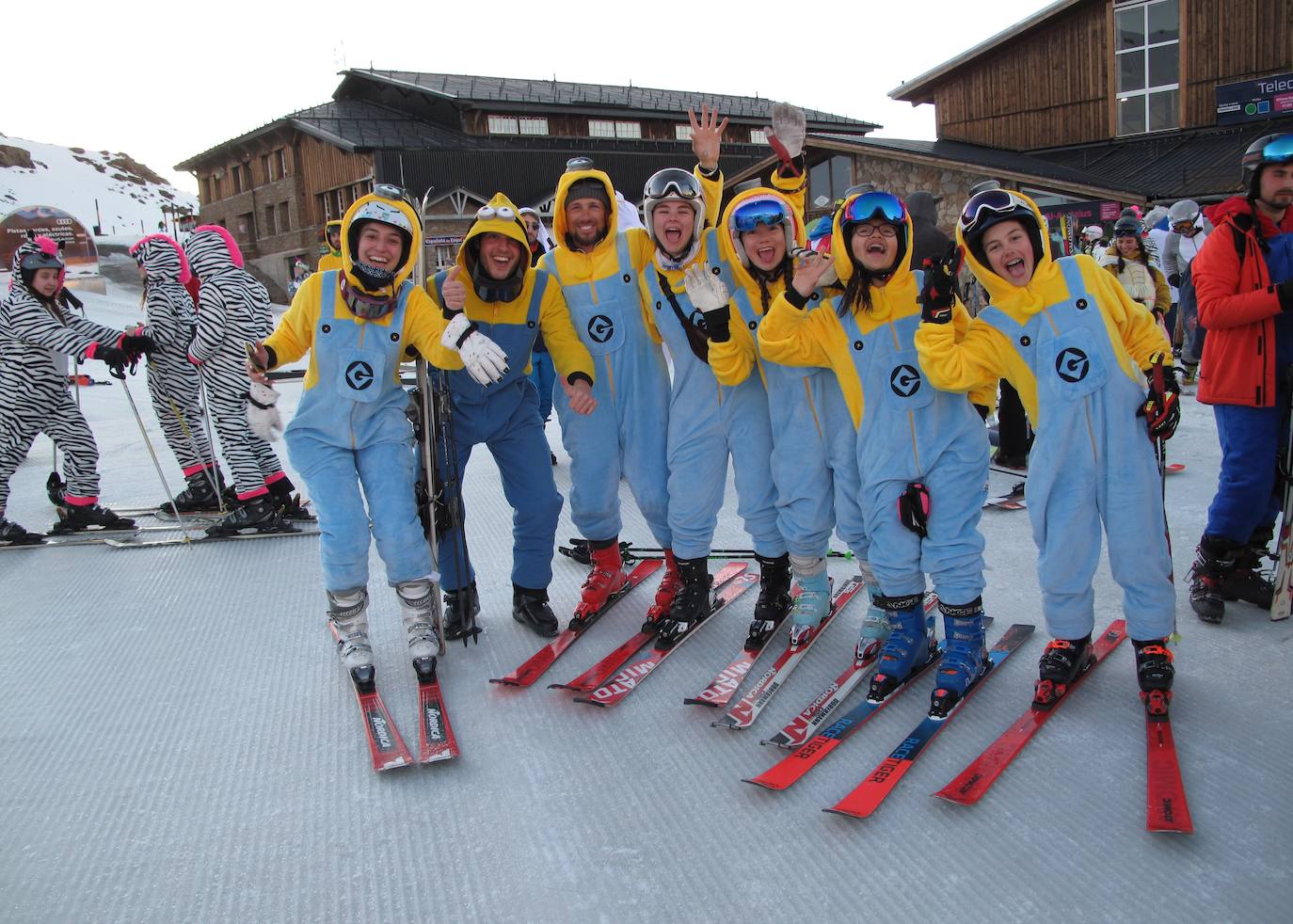 Más de 300 esquiadores y snowboarders, de todas las edades, han participado esta tarde en el descenso de disfraces de Sierra Nevada, uno de los más multitudinarios desde que la estación invernal granadina celebra con esta actividad la llegada del Carnaval.