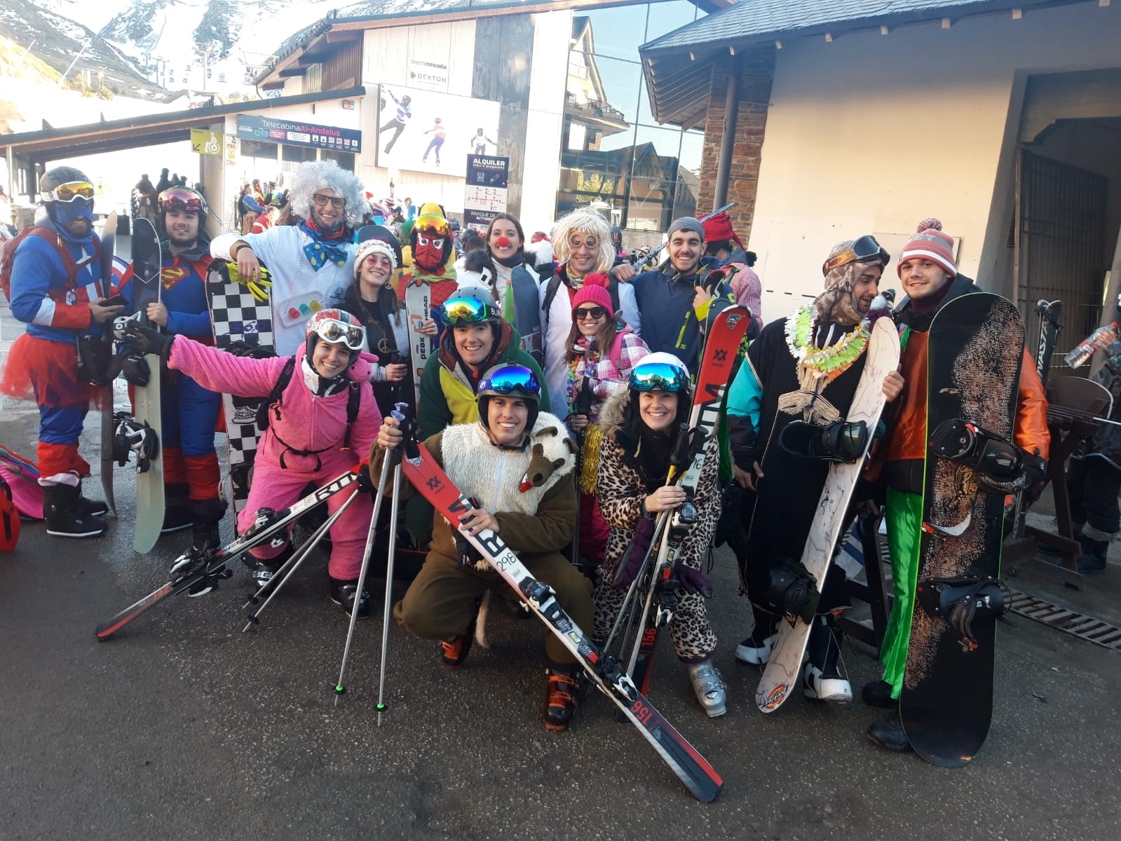 Más de 300 esquiadores y snowboarders, de todas las edades, han participado esta tarde en el descenso de disfraces de Sierra Nevada, uno de los más multitudinarios desde que la estación invernal granadina celebra con esta actividad la llegada del Carnaval.