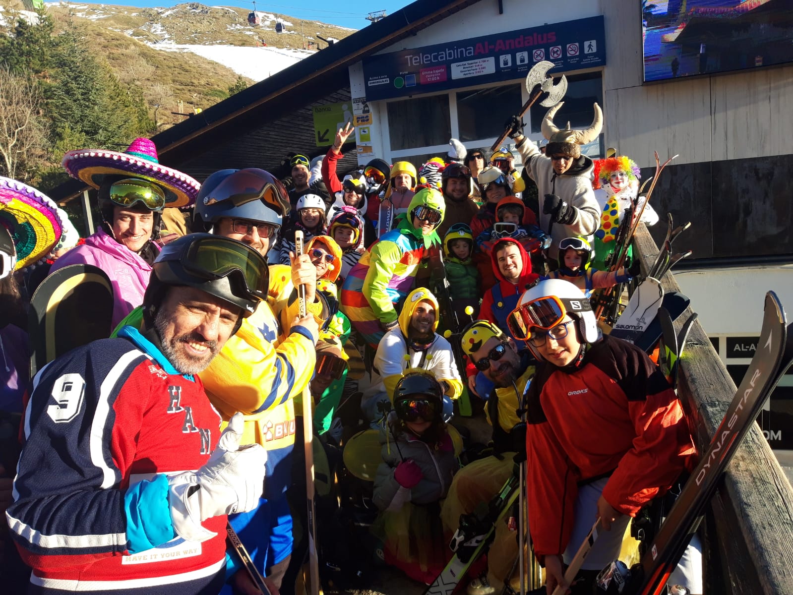 Más de 300 esquiadores y snowboarders, de todas las edades, han participado esta tarde en el descenso de disfraces de Sierra Nevada, uno de los más multitudinarios desde que la estación invernal granadina celebra con esta actividad la llegada del Carnaval.