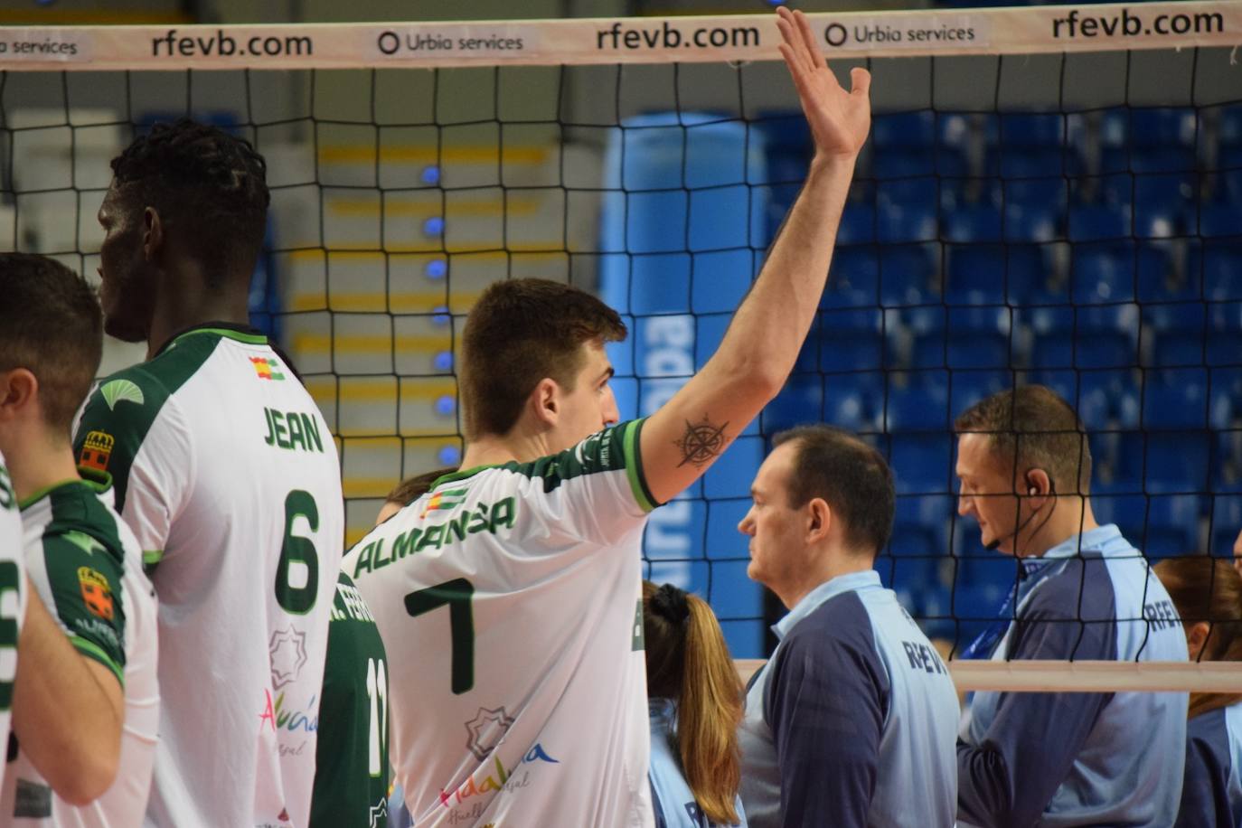 El capitán de Unicaja Almería, Jorge Almansa, hace el gesto que quieren que sea el que se proyecte el sábado antes del partido con Teruel. 