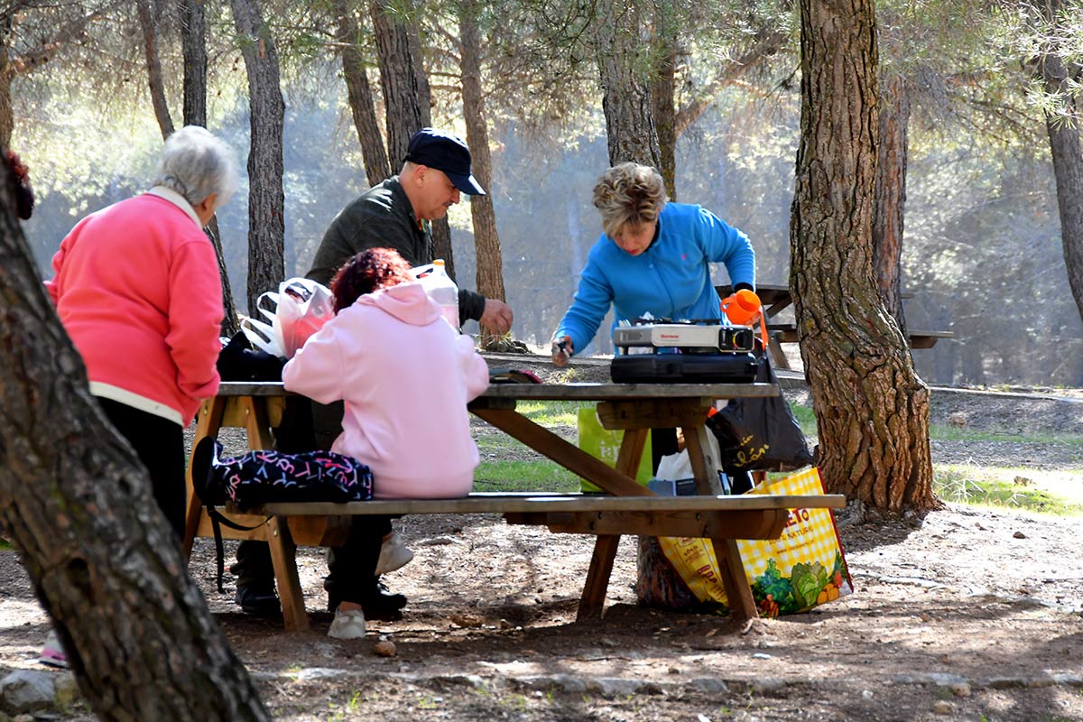 Un domingo al aire libre en el área recreativa de La Zubia 