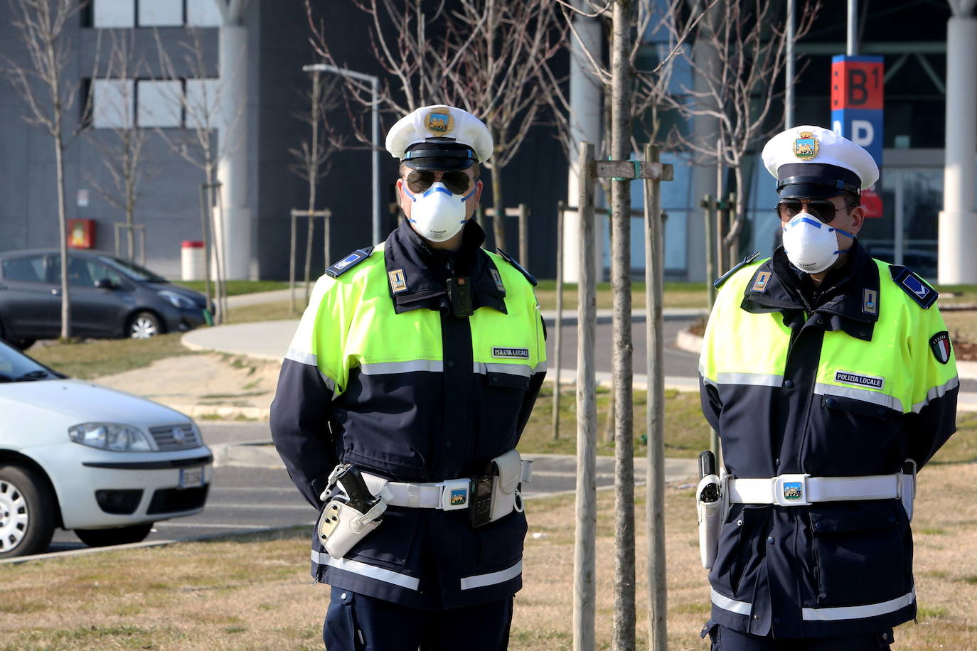 Una quinta persona ha fallecido en Lombardia, norte de Italia, por el coronavirus y los casos de contagio ascienden a 219, informó el jefe de la Protección Civil, Angelo Borrelli en una comparecencia ante los medios. La víctima, un hombre de 88 años de la localidad de Caselle Lanne, se suma al de 84 fallecido también esta mañana en el hospital Juan XXII de Bérgamo, en Lombardía. Las autoridades han extremado las medidas para evitar una mayor difusión y se han suspendido todas las manifestaciones públicas, como el carnaval de Venecia, además de cerrado escuelas y universidades, mientras la histeria colectiva ha llevado a que los supermercados de zonas cercanas al brote hayan sido completamente vaciados y estén agotados los jabones desinfectantes y las mascarillas.