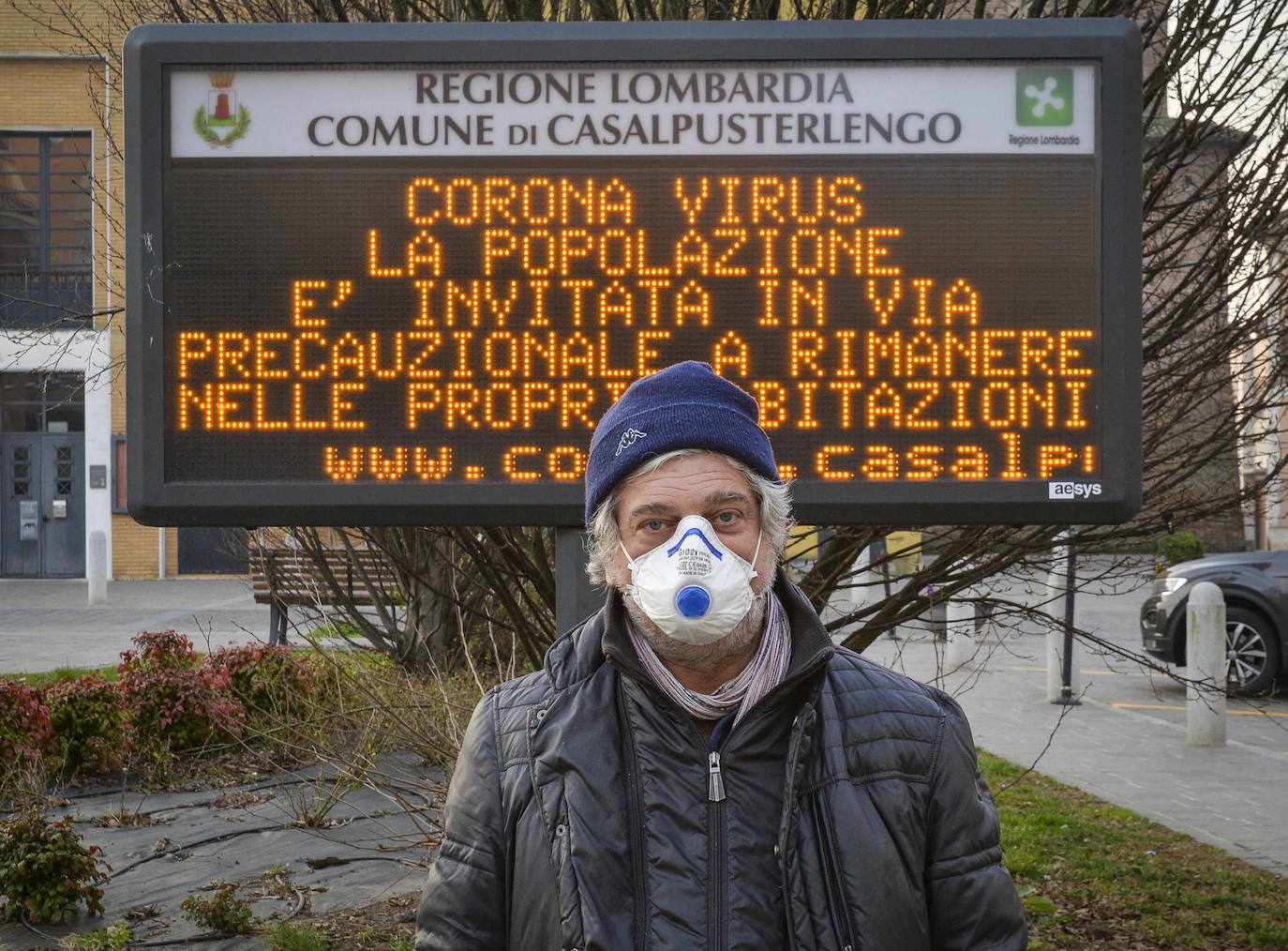 Una quinta persona ha fallecido en Lombardia, norte de Italia, por el coronavirus y los casos de contagio ascienden a 219, informó el jefe de la Protección Civil, Angelo Borrelli en una comparecencia ante los medios. La víctima, un hombre de 88 años de la localidad de Caselle Lanne, se suma al de 84 fallecido también esta mañana en el hospital Juan XXII de Bérgamo, en Lombardía. Las autoridades han extremado las medidas para evitar una mayor difusión y se han suspendido todas las manifestaciones públicas, como el carnaval de Venecia, además de cerrado escuelas y universidades, mientras la histeria colectiva ha llevado a que los supermercados de zonas cercanas al brote hayan sido completamente vaciados y estén agotados los jabones desinfectantes y las mascarillas.