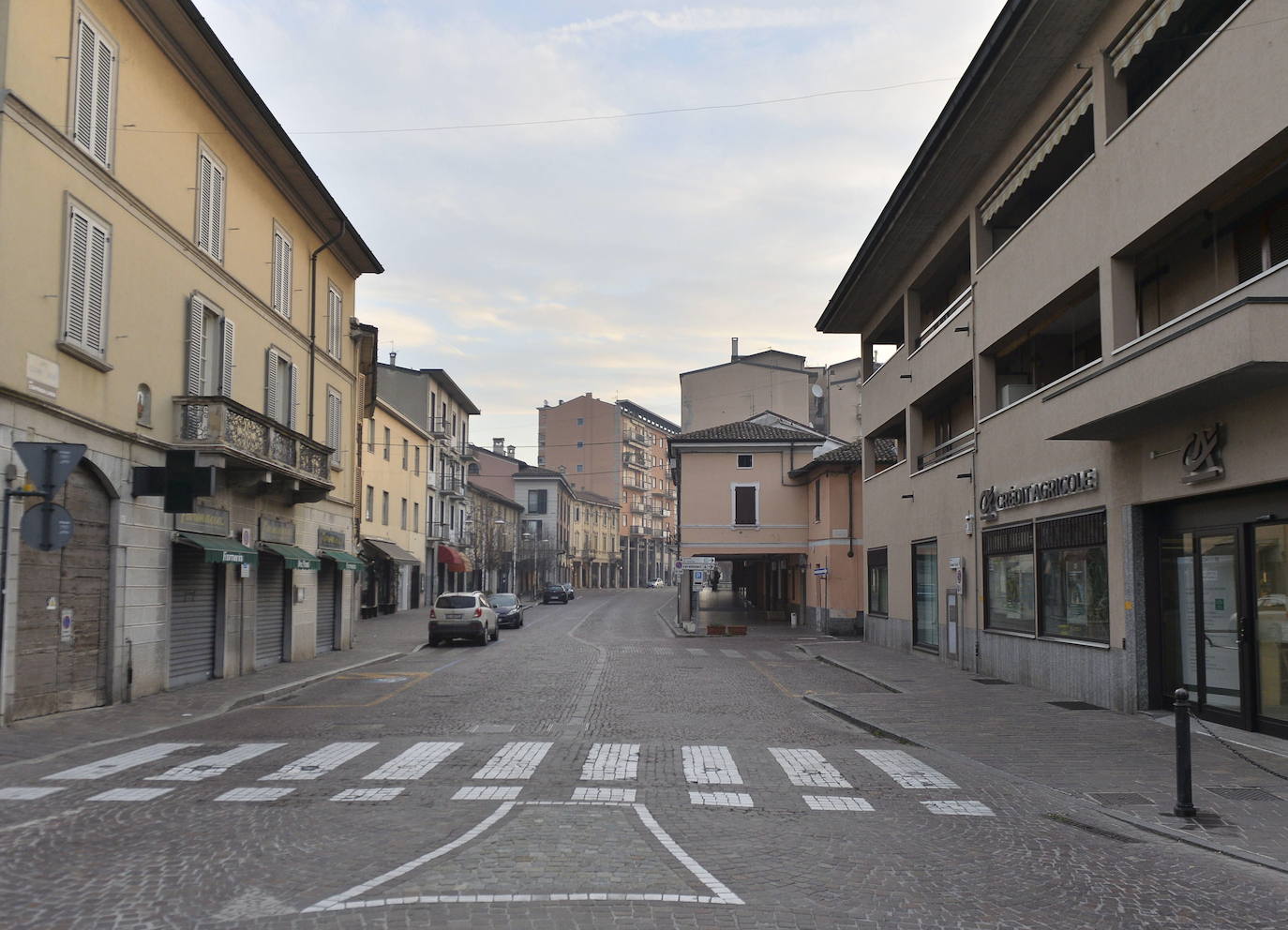 Una quinta persona ha fallecido en Lombardia, norte de Italia, por el coronavirus y los casos de contagio ascienden a 219, informó el jefe de la Protección Civil, Angelo Borrelli en una comparecencia ante los medios. La víctima, un hombre de 88 años de la localidad de Caselle Lanne, se suma al de 84 fallecido también esta mañana en el hospital Juan XXII de Bérgamo, en Lombardía. Las autoridades han extremado las medidas para evitar una mayor difusión y se han suspendido todas las manifestaciones públicas, como el carnaval de Venecia, además de cerrado escuelas y universidades, mientras la histeria colectiva ha llevado a que los supermercados de zonas cercanas al brote hayan sido completamente vaciados y estén agotados los jabones desinfectantes y las mascarillas.