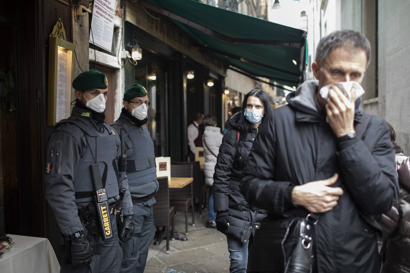 Una quinta persona ha fallecido en Lombardia, norte de Italia, por el coronavirus y los casos de contagio ascienden a 219, informó el jefe de la Protección Civil, Angelo Borrelli en una comparecencia ante los medios. La víctima, un hombre de 88 años de la localidad de Caselle Lanne, se suma al de 84 fallecido también esta mañana en el hospital Juan XXII de Bérgamo, en Lombardía. Las autoridades han extremado las medidas para evitar una mayor difusión y se han suspendido todas las manifestaciones públicas, como el carnaval de Venecia, además de cerrado escuelas y universidades, mientras la histeria colectiva ha llevado a que los supermercados de zonas cercanas al brote hayan sido completamente vaciados y estén agotados los jabones desinfectantes y las mascarillas.