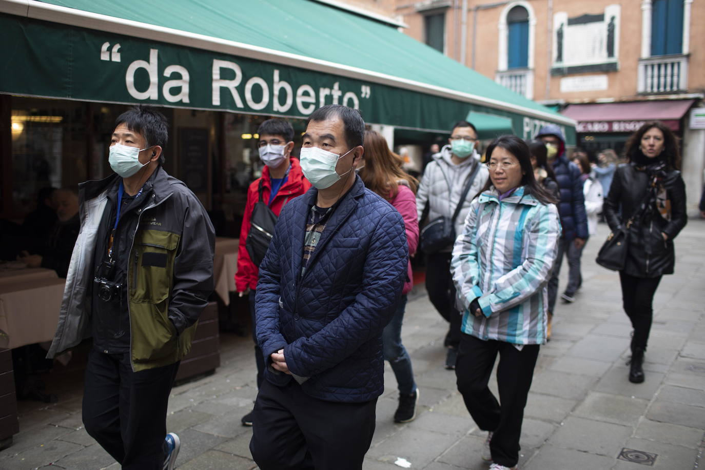 Una quinta persona ha fallecido en Lombardia, norte de Italia, por el coronavirus y los casos de contagio ascienden a 219, informó el jefe de la Protección Civil, Angelo Borrelli en una comparecencia ante los medios. La víctima, un hombre de 88 años de la localidad de Caselle Lanne, se suma al de 84 fallecido también esta mañana en el hospital Juan XXII de Bérgamo, en Lombardía. Las autoridades han extremado las medidas para evitar una mayor difusión y se han suspendido todas las manifestaciones públicas, como el carnaval de Venecia, además de cerrado escuelas y universidades, mientras la histeria colectiva ha llevado a que los supermercados de zonas cercanas al brote hayan sido completamente vaciados y estén agotados los jabones desinfectantes y las mascarillas.