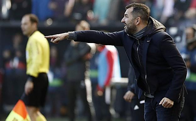 Diego Martínez se dirige a sus jugadores durante el partido en El Sadar. 