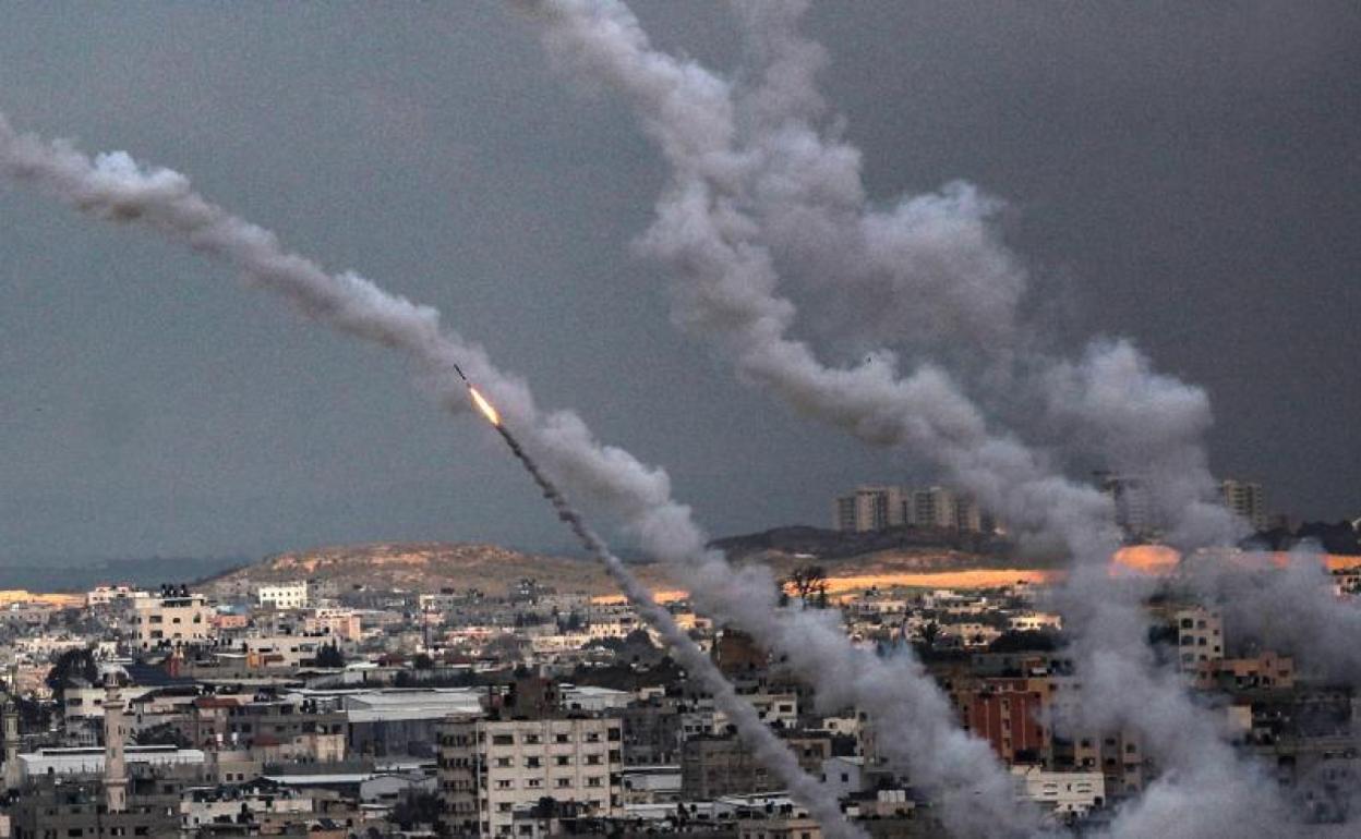 Lanzamiento de cohetes desde Gaza contra suelo israelí.