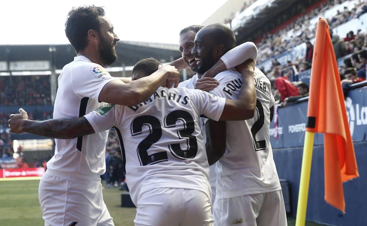 Los jugadores del Granada celebran uno de los goles del partido. 