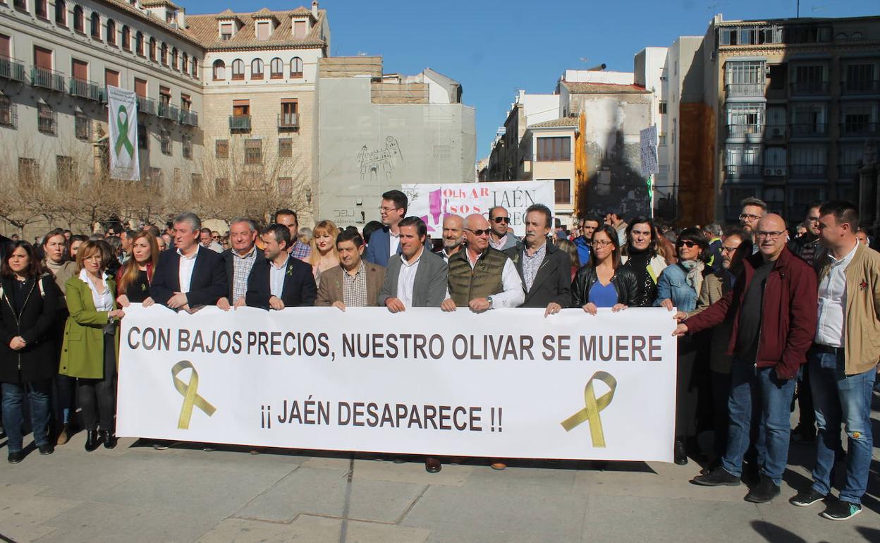 Miembros de las organizaciones agrarias convocantes junto a autoridades y el humorista Santi Rodríguez, tras la pancarta de protesta ayer en la plaza de Santa María. 
