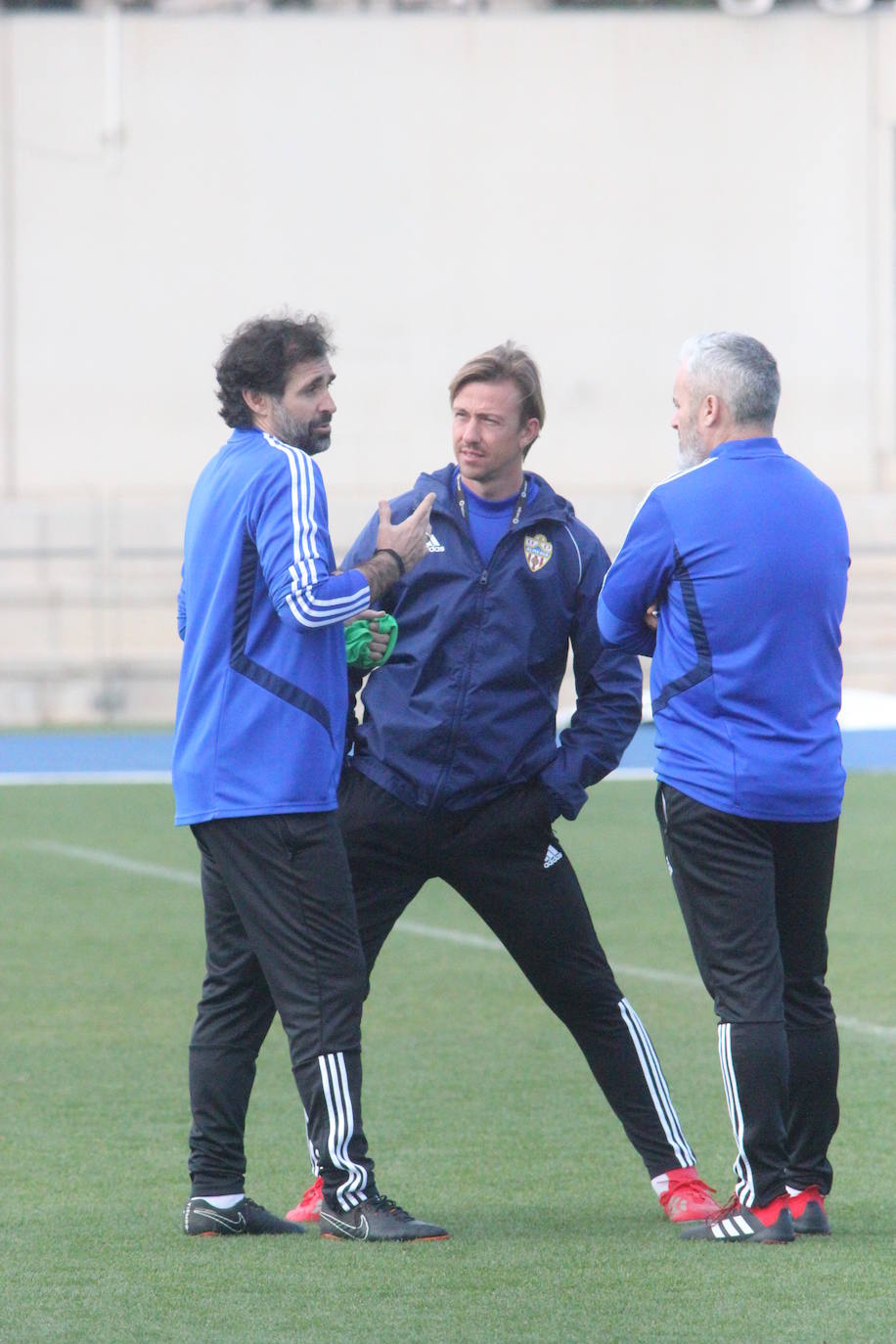 José María Gutiérrez y Víctor Mañas escuchan a Jesús Muñoz. 