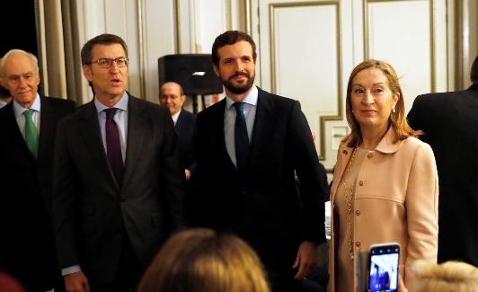 Casado, junto a Feijóo y Pastor, en un desayuno informativo en Madrid. 