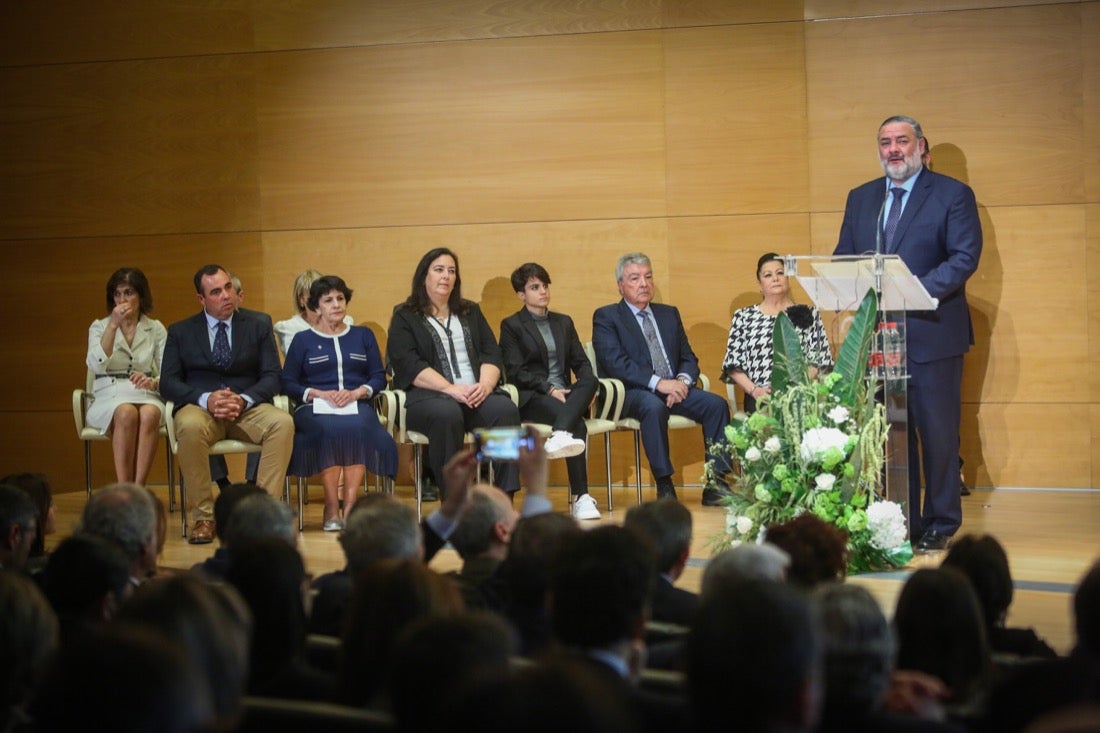 Este año, el Gobierno andaluz ha hecho entrega de la Bandera de Andalucía al Centro Artístico, Literario y Científico de Granada, al IES Padre Suárez, al Restaurante Los Manueles, a la Cooperativa San Sebastián, al Proyecto Conoce tus Fuentes, al grupo de científicos e ingenieros que han contribuido a obtener la primera imagen de un agujero negro supermasivo; a la Asociación del Párkinson; a María Guardia Gómez «Mariquilla»; a la deportista María Pérez y a la Asociación Víctimas del Terrorismo