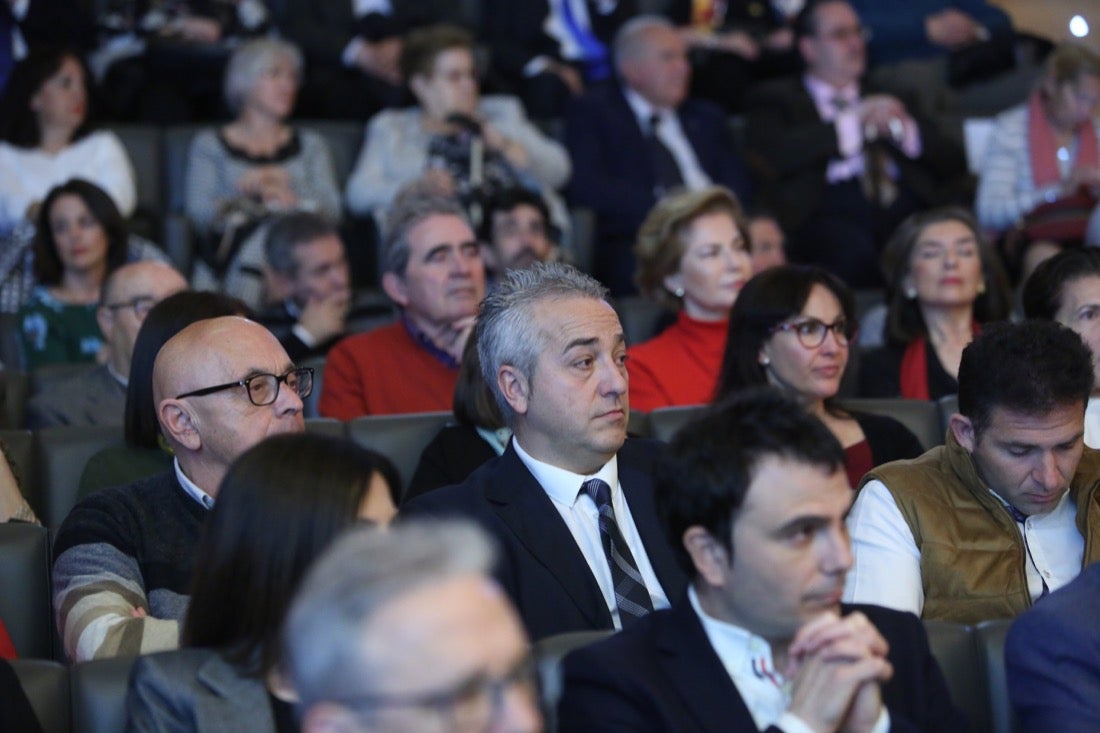 Este año, el Gobierno andaluz ha hecho entrega de la Bandera de Andalucía al Centro Artístico, Literario y Científico de Granada, al IES Padre Suárez, al Restaurante Los Manueles, a la Cooperativa San Sebastián, al Proyecto Conoce tus Fuentes, al grupo de científicos e ingenieros que han contribuido a obtener la primera imagen de un agujero negro supermasivo; a la Asociación del Párkinson; a María Guardia Gómez «Mariquilla»; a la deportista María Pérez y a la Asociación Víctimas del Terrorismo