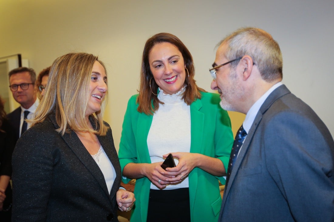 Este año, el Gobierno andaluz ha hecho entrega de la Bandera de Andalucía al Centro Artístico, Literario y Científico de Granada, al IES Padre Suárez, al Restaurante Los Manueles, a la Cooperativa San Sebastián, al Proyecto Conoce tus Fuentes, al grupo de científicos e ingenieros que han contribuido a obtener la primera imagen de un agujero negro supermasivo; a la Asociación del Párkinson; a María Guardia Gómez «Mariquilla»; a la deportista María Pérez y a la Asociación Víctimas del Terrorismo