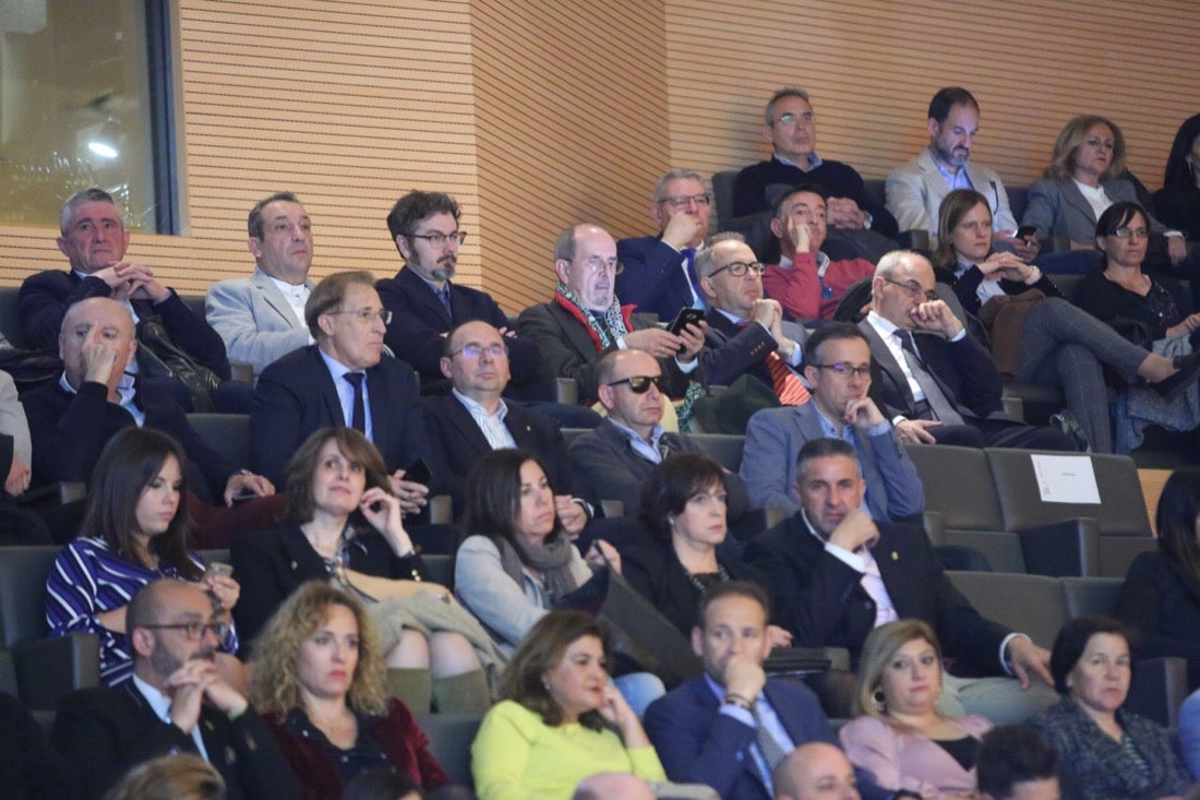 Este año, el Gobierno andaluz ha hecho entrega de la Bandera de Andalucía al Centro Artístico, Literario y Científico de Granada, al IES Padre Suárez, al Restaurante Los Manueles, a la Cooperativa San Sebastián, al Proyecto Conoce tus Fuentes, al grupo de científicos e ingenieros que han contribuido a obtener la primera imagen de un agujero negro supermasivo; a la Asociación del Párkinson; a María Guardia Gómez «Mariquilla»; a la deportista María Pérez y a la Asociación Víctimas del Terrorismo