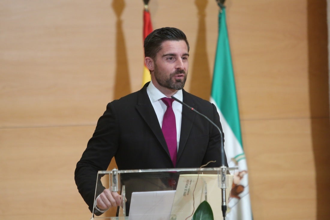 Este año, el Gobierno andaluz ha hecho entrega de la Bandera de Andalucía al Centro Artístico, Literario y Científico de Granada, al IES Padre Suárez, al Restaurante Los Manueles, a la Cooperativa San Sebastián, al Proyecto Conoce tus Fuentes, al grupo de científicos e ingenieros que han contribuido a obtener la primera imagen de un agujero negro supermasivo; a la Asociación del Párkinson; a María Guardia Gómez «Mariquilla»; a la deportista María Pérez y a la Asociación Víctimas del Terrorismo