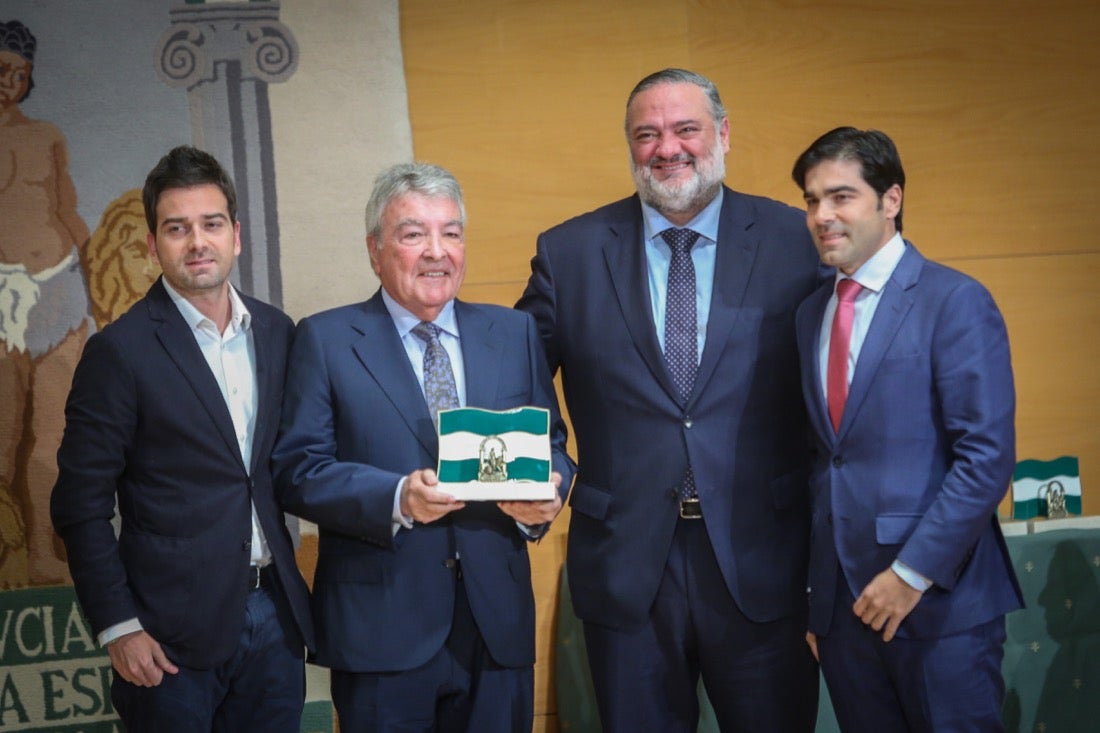 Este año, el Gobierno andaluz ha hecho entrega de la Bandera de Andalucía al Centro Artístico, Literario y Científico de Granada, al IES Padre Suárez, al Restaurante Los Manueles, a la Cooperativa San Sebastián, al Proyecto Conoce tus Fuentes, al grupo de científicos e ingenieros que han contribuido a obtener la primera imagen de un agujero negro supermasivo; a la Asociación del Párkinson; a María Guardia Gómez «Mariquilla»; a la deportista María Pérez y a la Asociación Víctimas del Terrorismo