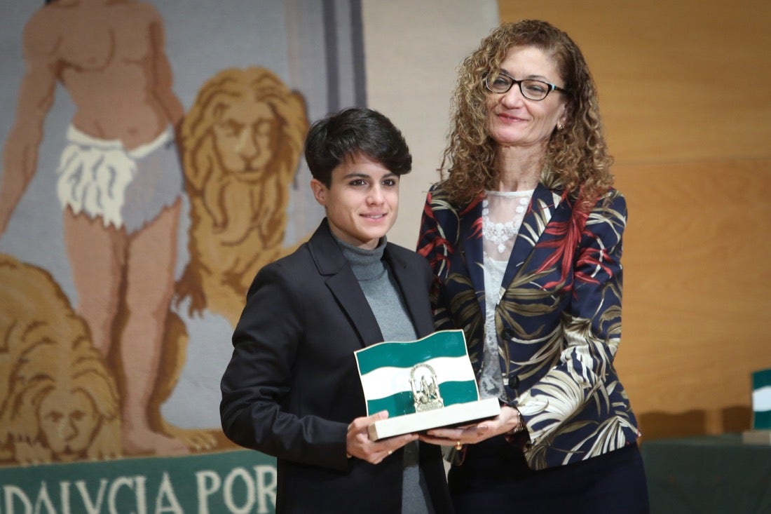 Este año, el Gobierno andaluz ha hecho entrega de la Bandera de Andalucía al Centro Artístico, Literario y Científico de Granada, al IES Padre Suárez, al Restaurante Los Manueles, a la Cooperativa San Sebastián, al Proyecto Conoce tus Fuentes, al grupo de científicos e ingenieros que han contribuido a obtener la primera imagen de un agujero negro supermasivo; a la Asociación del Párkinson; a María Guardia Gómez «Mariquilla»; a la deportista María Pérez y a la Asociación Víctimas del Terrorismo