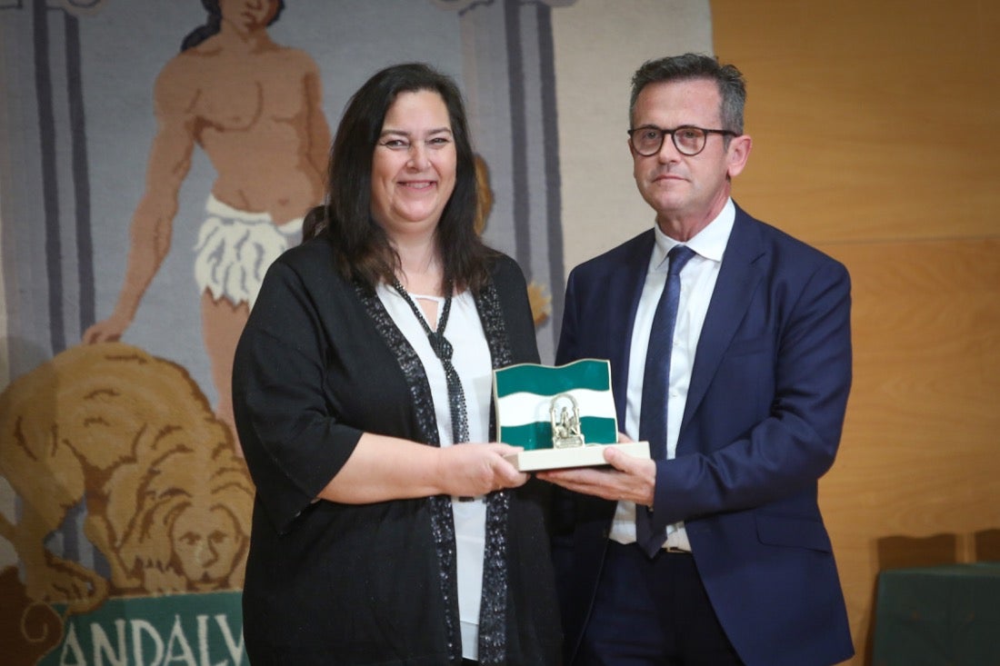 Este año, el Gobierno andaluz ha hecho entrega de la Bandera de Andalucía al Centro Artístico, Literario y Científico de Granada, al IES Padre Suárez, al Restaurante Los Manueles, a la Cooperativa San Sebastián, al Proyecto Conoce tus Fuentes, al grupo de científicos e ingenieros que han contribuido a obtener la primera imagen de un agujero negro supermasivo; a la Asociación del Párkinson; a María Guardia Gómez «Mariquilla»; a la deportista María Pérez y a la Asociación Víctimas del Terrorismo