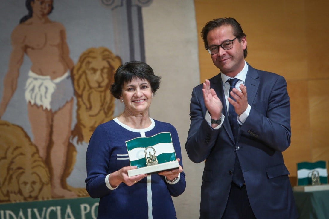 Este año, el Gobierno andaluz ha hecho entrega de la Bandera de Andalucía al Centro Artístico, Literario y Científico de Granada, al IES Padre Suárez, al Restaurante Los Manueles, a la Cooperativa San Sebastián, al Proyecto Conoce tus Fuentes, al grupo de científicos e ingenieros que han contribuido a obtener la primera imagen de un agujero negro supermasivo; a la Asociación del Párkinson; a María Guardia Gómez «Mariquilla»; a la deportista María Pérez y a la Asociación Víctimas del Terrorismo