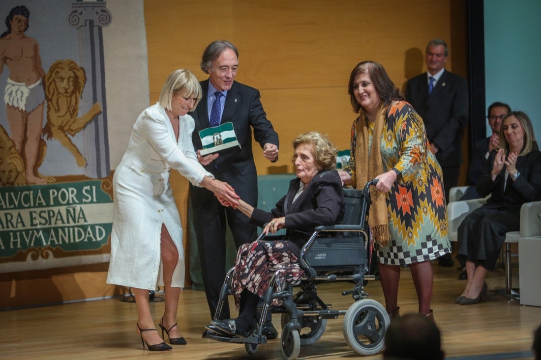 Este año, el Gobierno andaluz ha hecho entrega de la Bandera de Andalucía al Centro Artístico, Literario y Científico de Granada, al IES Padre Suárez, al Restaurante Los Manueles, a la Cooperativa San Sebastián, al Proyecto Conoce tus Fuentes, al grupo de científicos e ingenieros que han contribuido a obtener la primera imagen de un agujero negro supermasivo; a la Asociación del Párkinson; a María Guardia Gómez «Mariquilla»; a la deportista María Pérez y a la Asociación Víctimas del Terrorismo