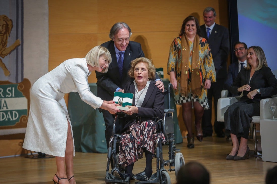 Este año, el Gobierno andaluz ha hecho entrega de la Bandera de Andalucía al Centro Artístico, Literario y Científico de Granada, al IES Padre Suárez, al Restaurante Los Manueles, a la Cooperativa San Sebastián, al Proyecto Conoce tus Fuentes, al grupo de científicos e ingenieros que han contribuido a obtener la primera imagen de un agujero negro supermasivo; a la Asociación del Párkinson; a María Guardia Gómez «Mariquilla»; a la deportista María Pérez y a la Asociación Víctimas del Terrorismo