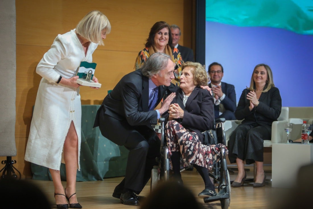 Este año, el Gobierno andaluz ha hecho entrega de la Bandera de Andalucía al Centro Artístico, Literario y Científico de Granada, al IES Padre Suárez, al Restaurante Los Manueles, a la Cooperativa San Sebastián, al Proyecto Conoce tus Fuentes, al grupo de científicos e ingenieros que han contribuido a obtener la primera imagen de un agujero negro supermasivo; a la Asociación del Párkinson; a María Guardia Gómez «Mariquilla»; a la deportista María Pérez y a la Asociación Víctimas del Terrorismo