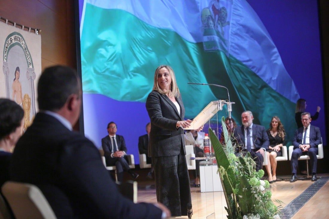 Este año, el Gobierno andaluz ha hecho entrega de la Bandera de Andalucía al Centro Artístico, Literario y Científico de Granada, al IES Padre Suárez, al Restaurante Los Manueles, a la Cooperativa San Sebastián, al Proyecto Conoce tus Fuentes, al grupo de científicos e ingenieros que han contribuido a obtener la primera imagen de un agujero negro supermasivo; a la Asociación del Párkinson; a María Guardia Gómez «Mariquilla»; a la deportista María Pérez y a la Asociación Víctimas del Terrorismo