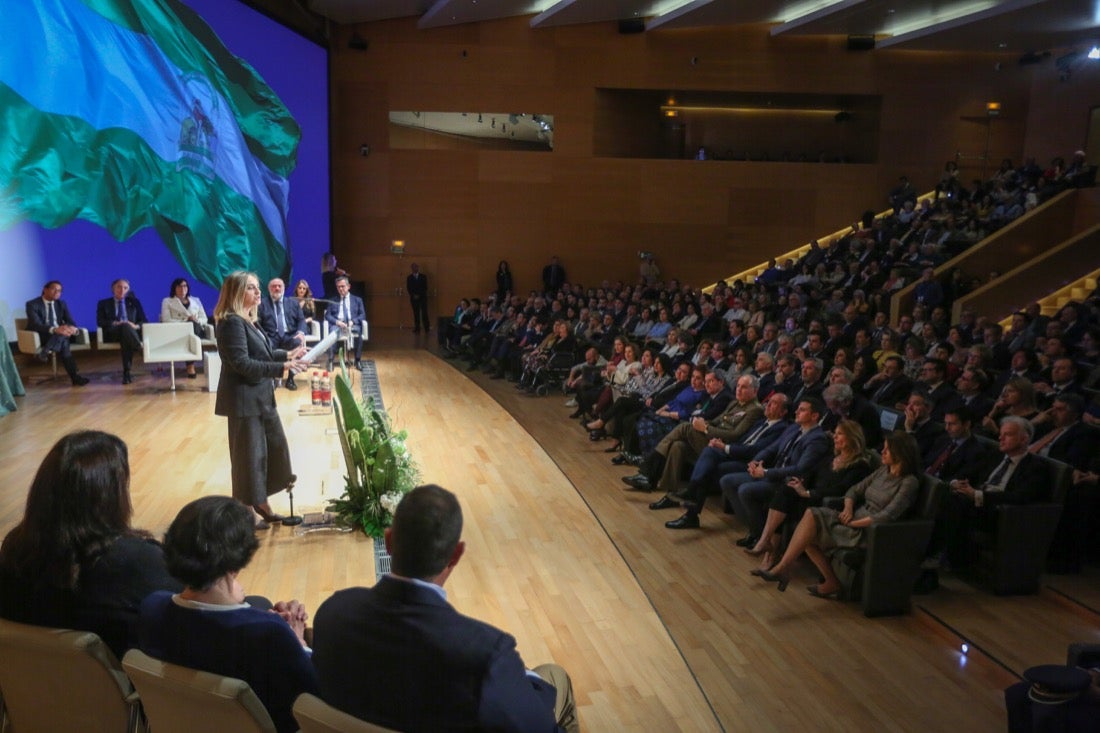 Este año, el Gobierno andaluz ha hecho entrega de la Bandera de Andalucía al Centro Artístico, Literario y Científico de Granada, al IES Padre Suárez, al Restaurante Los Manueles, a la Cooperativa San Sebastián, al Proyecto Conoce tus Fuentes, al grupo de científicos e ingenieros que han contribuido a obtener la primera imagen de un agujero negro supermasivo; a la Asociación del Párkinson; a María Guardia Gómez «Mariquilla»; a la deportista María Pérez y a la Asociación Víctimas del Terrorismo