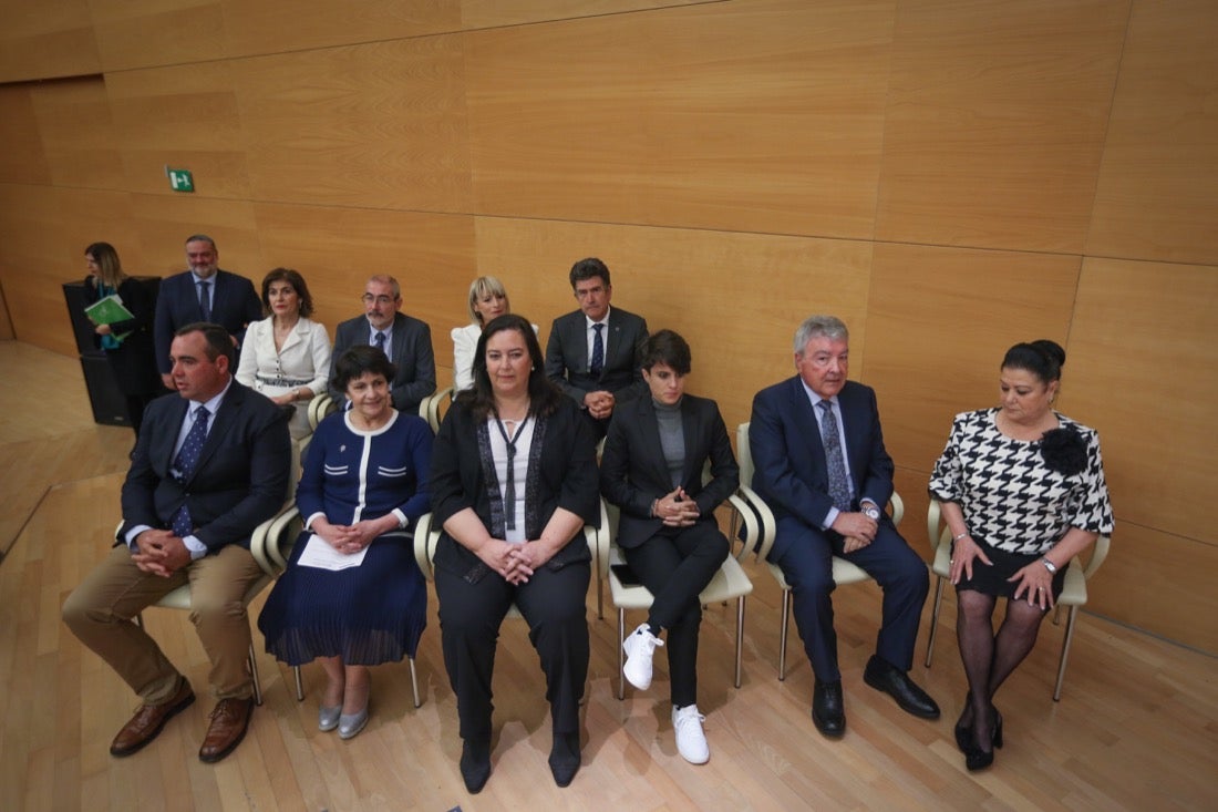 Este año, el Gobierno andaluz ha hecho entrega de la Bandera de Andalucía al Centro Artístico, Literario y Científico de Granada, al IES Padre Suárez, al Restaurante Los Manueles, a la Cooperativa San Sebastián, al Proyecto Conoce tus Fuentes, al grupo de científicos e ingenieros que han contribuido a obtener la primera imagen de un agujero negro supermasivo; a la Asociación del Párkinson; a María Guardia Gómez «Mariquilla»; a la deportista María Pérez y a la Asociación Víctimas del Terrorismo