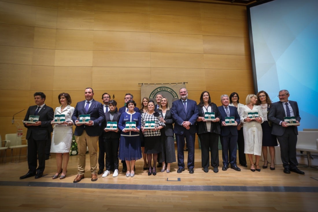 Este año, el Gobierno andaluz ha hecho entrega de la Bandera de Andalucía al Centro Artístico, Literario y Científico de Granada, al IES Padre Suárez, al Restaurante Los Manueles, a la Cooperativa San Sebastián, al Proyecto Conoce tus Fuentes, al grupo de científicos e ingenieros que han contribuido a obtener la primera imagen de un agujero negro supermasivo; a la Asociación del Párkinson; a María Guardia Gómez «Mariquilla»; a la deportista María Pérez y a la Asociación Víctimas del Terrorismo