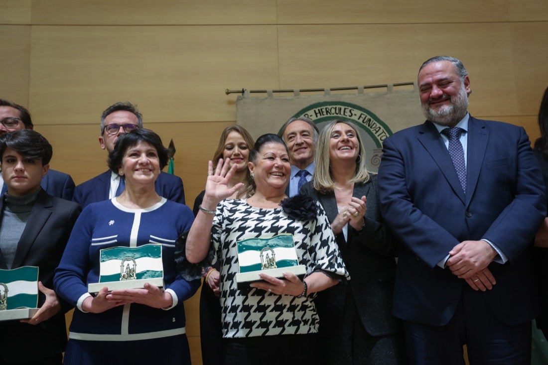 Este año, el Gobierno andaluz ha hecho entrega de la Bandera de Andalucía al Centro Artístico, Literario y Científico de Granada, al IES Padre Suárez, al Restaurante Los Manueles, a la Cooperativa San Sebastián, al Proyecto Conoce tus Fuentes, al grupo de científicos e ingenieros que han contribuido a obtener la primera imagen de un agujero negro supermasivo; a la Asociación del Párkinson; a María Guardia Gómez «Mariquilla»; a la deportista María Pérez y a la Asociación Víctimas del Terrorismo