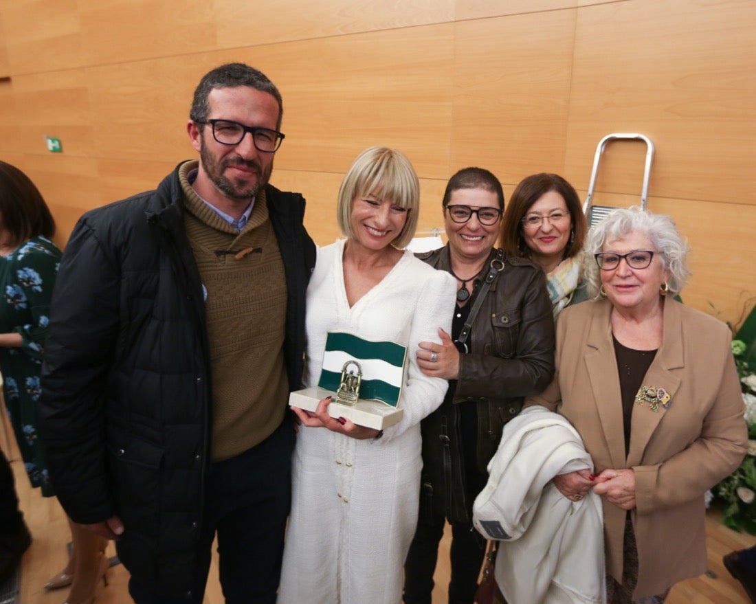 Este año, el Gobierno andaluz ha hecho entrega de la Bandera de Andalucía al Centro Artístico, Literario y Científico de Granada, al IES Padre Suárez, al Restaurante Los Manueles, a la Cooperativa San Sebastián, al Proyecto Conoce tus Fuentes, al grupo de científicos e ingenieros que han contribuido a obtener la primera imagen de un agujero negro supermasivo; a la Asociación del Párkinson; a María Guardia Gómez «Mariquilla»; a la deportista María Pérez y a la Asociación Víctimas del Terrorismo