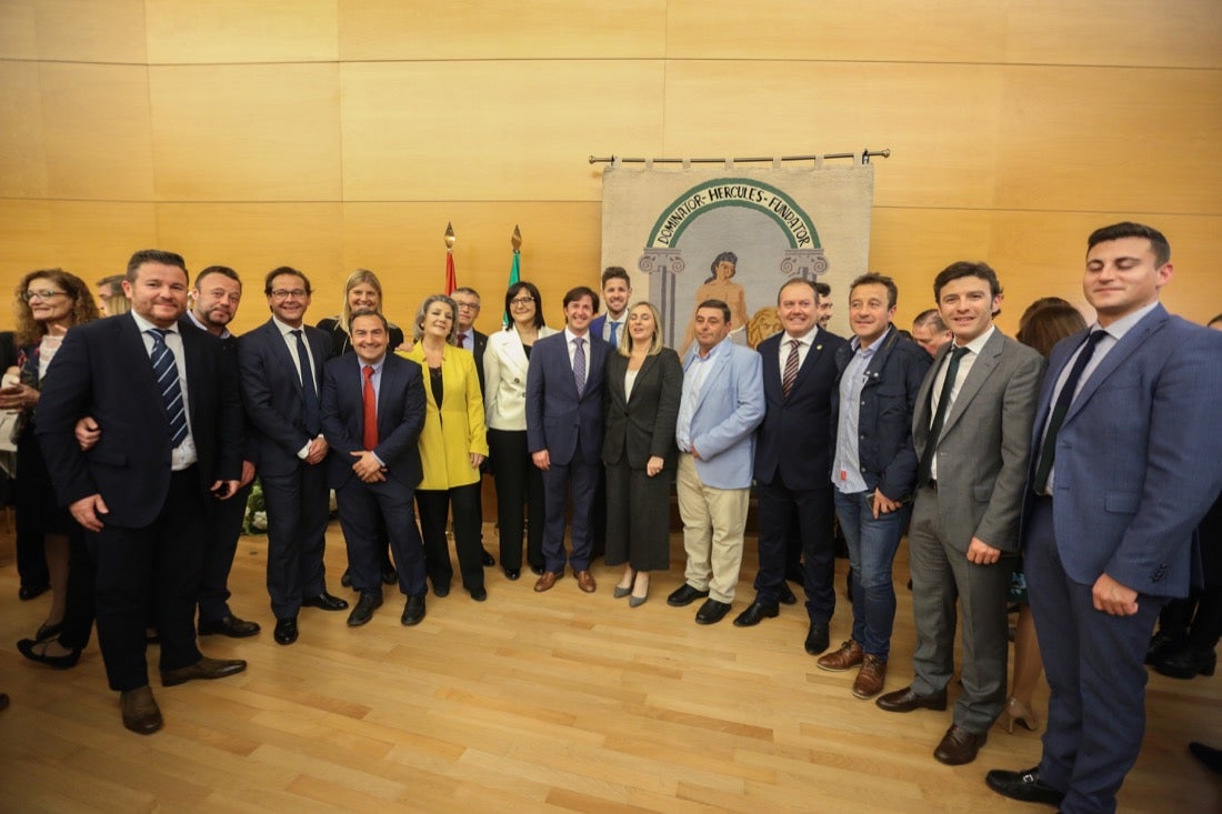 Este año, el Gobierno andaluz ha hecho entrega de la Bandera de Andalucía al Centro Artístico, Literario y Científico de Granada, al IES Padre Suárez, al Restaurante Los Manueles, a la Cooperativa San Sebastián, al Proyecto Conoce tus Fuentes, al grupo de científicos e ingenieros que han contribuido a obtener la primera imagen de un agujero negro supermasivo; a la Asociación del Párkinson; a María Guardia Gómez «Mariquilla»; a la deportista María Pérez y a la Asociación Víctimas del Terrorismo